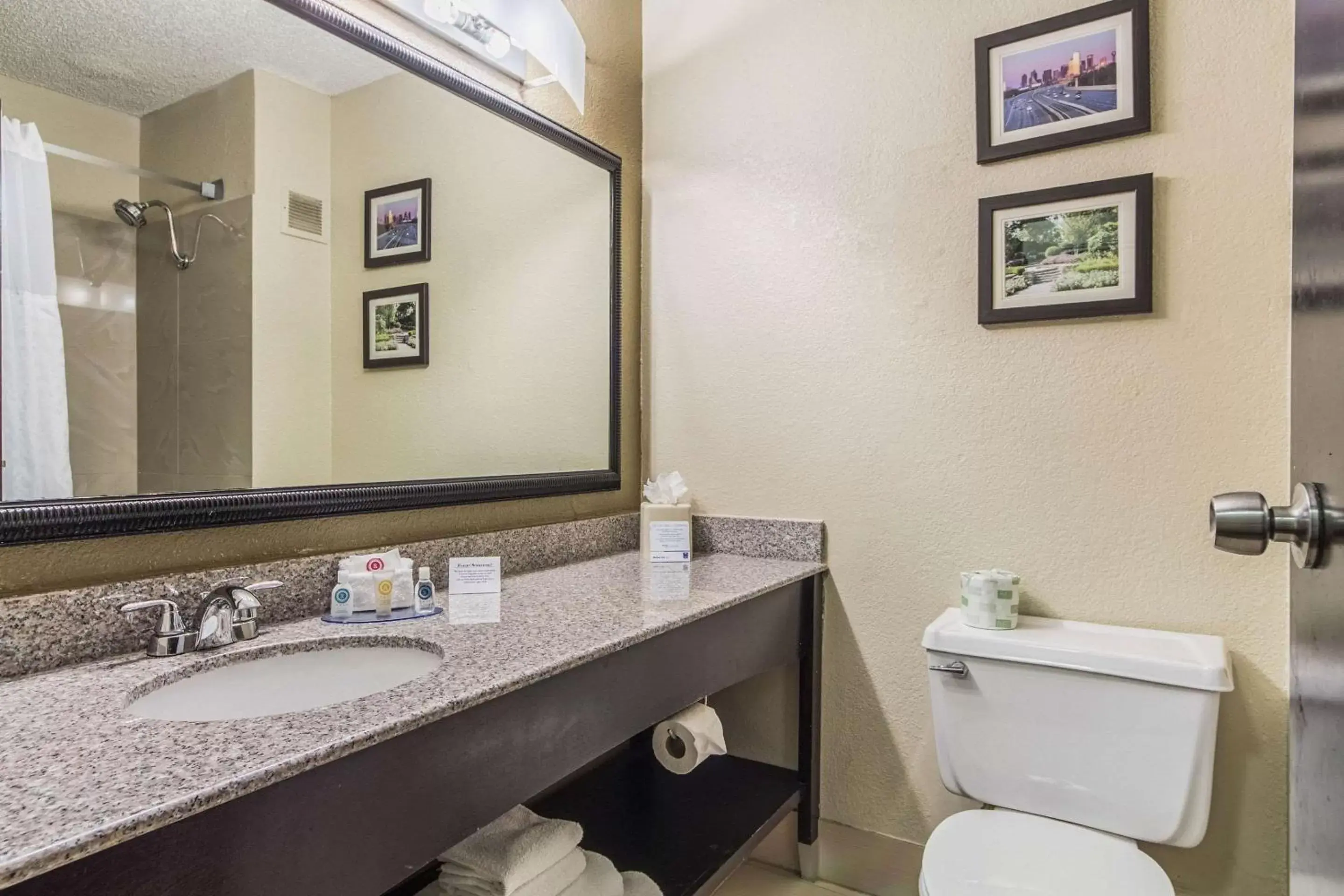 Photo of the whole room, Bathroom in Comfort Inn Dallas Park Central