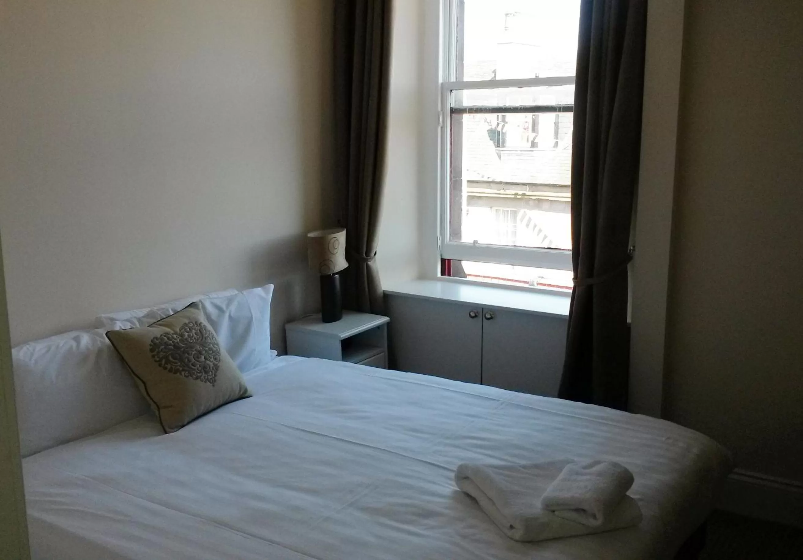 Bedroom, Bed in Northern Hotel