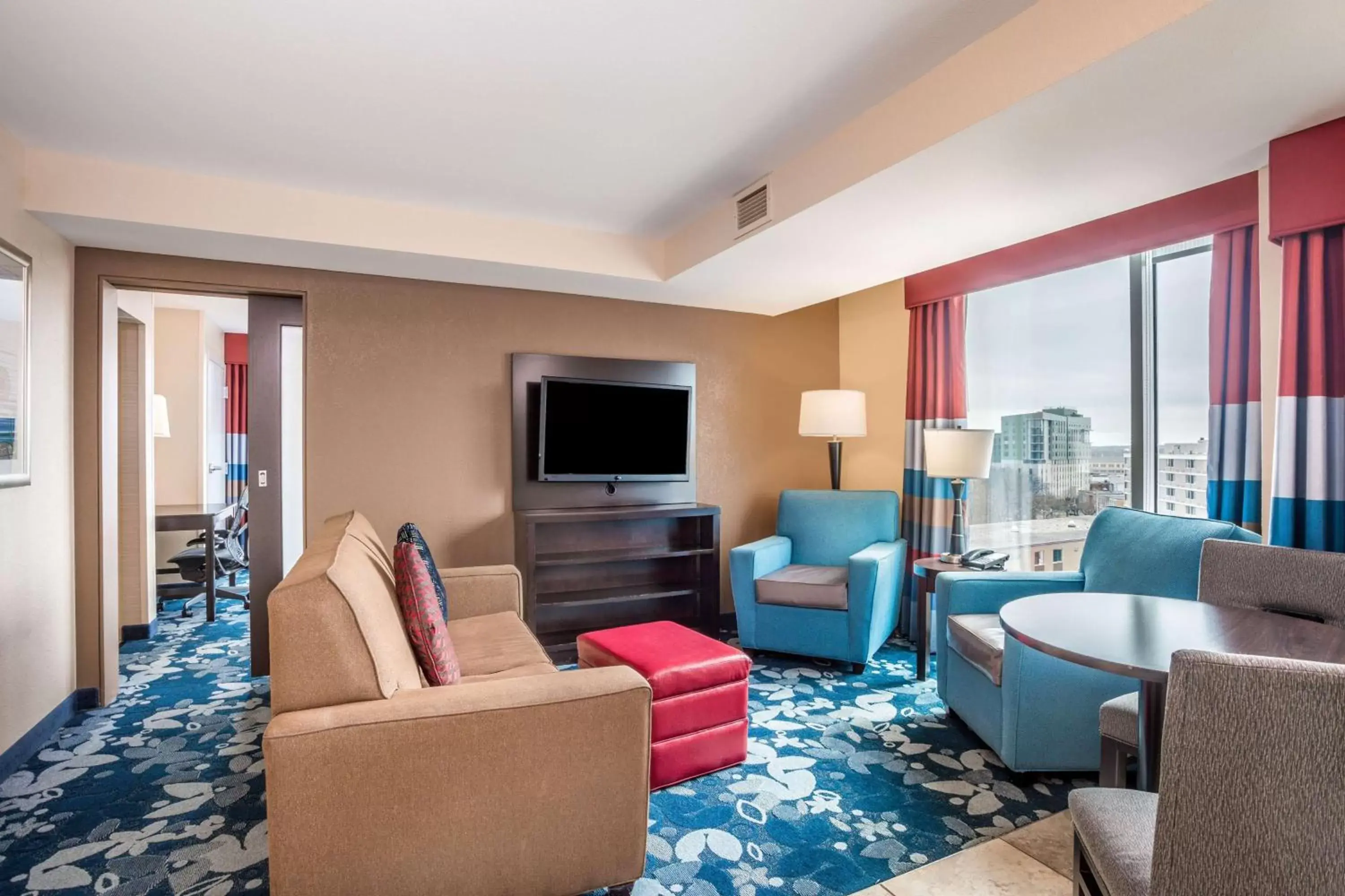 Living room, Seating Area in Hampton Inn & Suites Madison Downtown