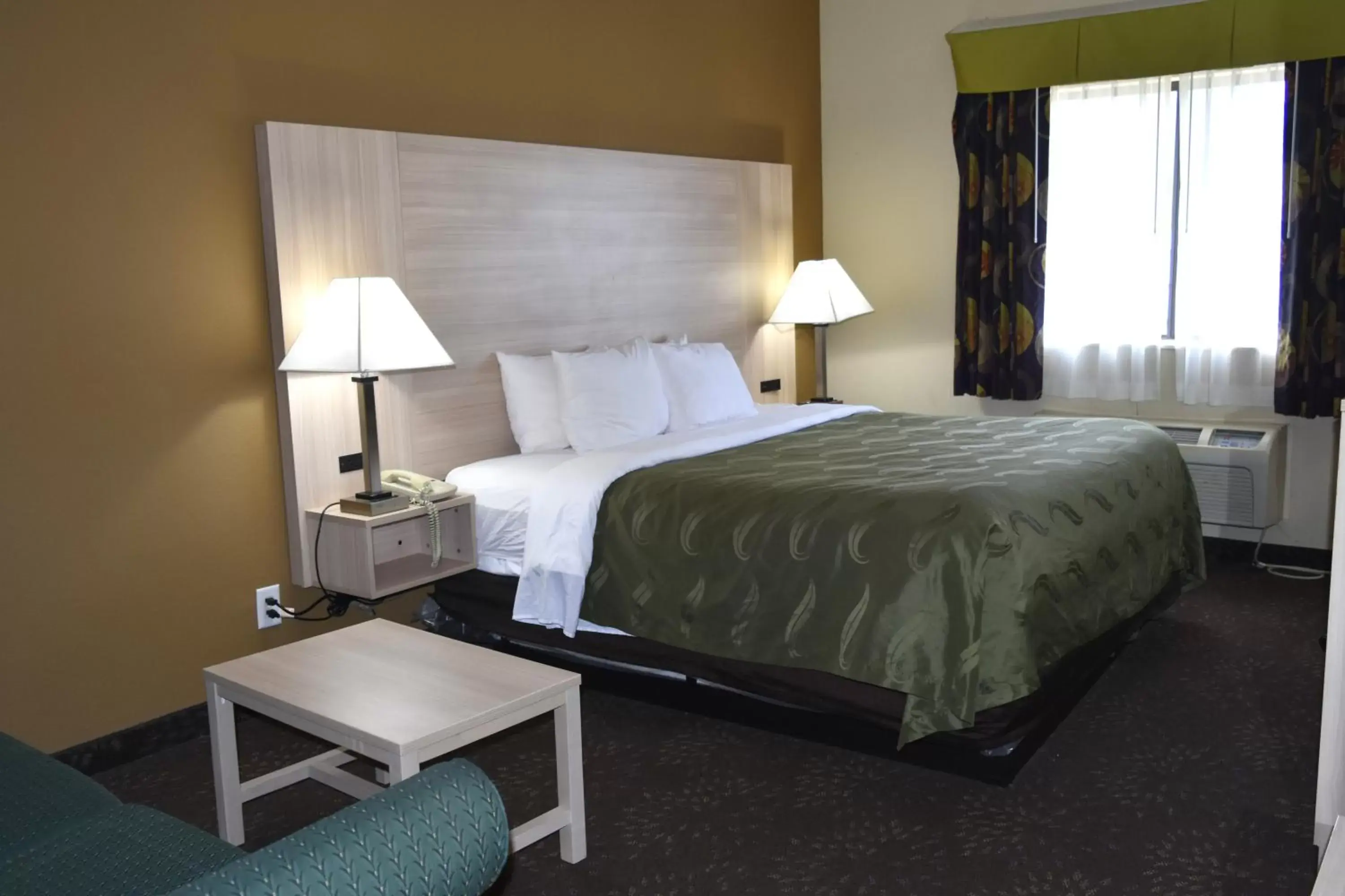 Bed in Quality Inn & Suites Brooks Louisville South
