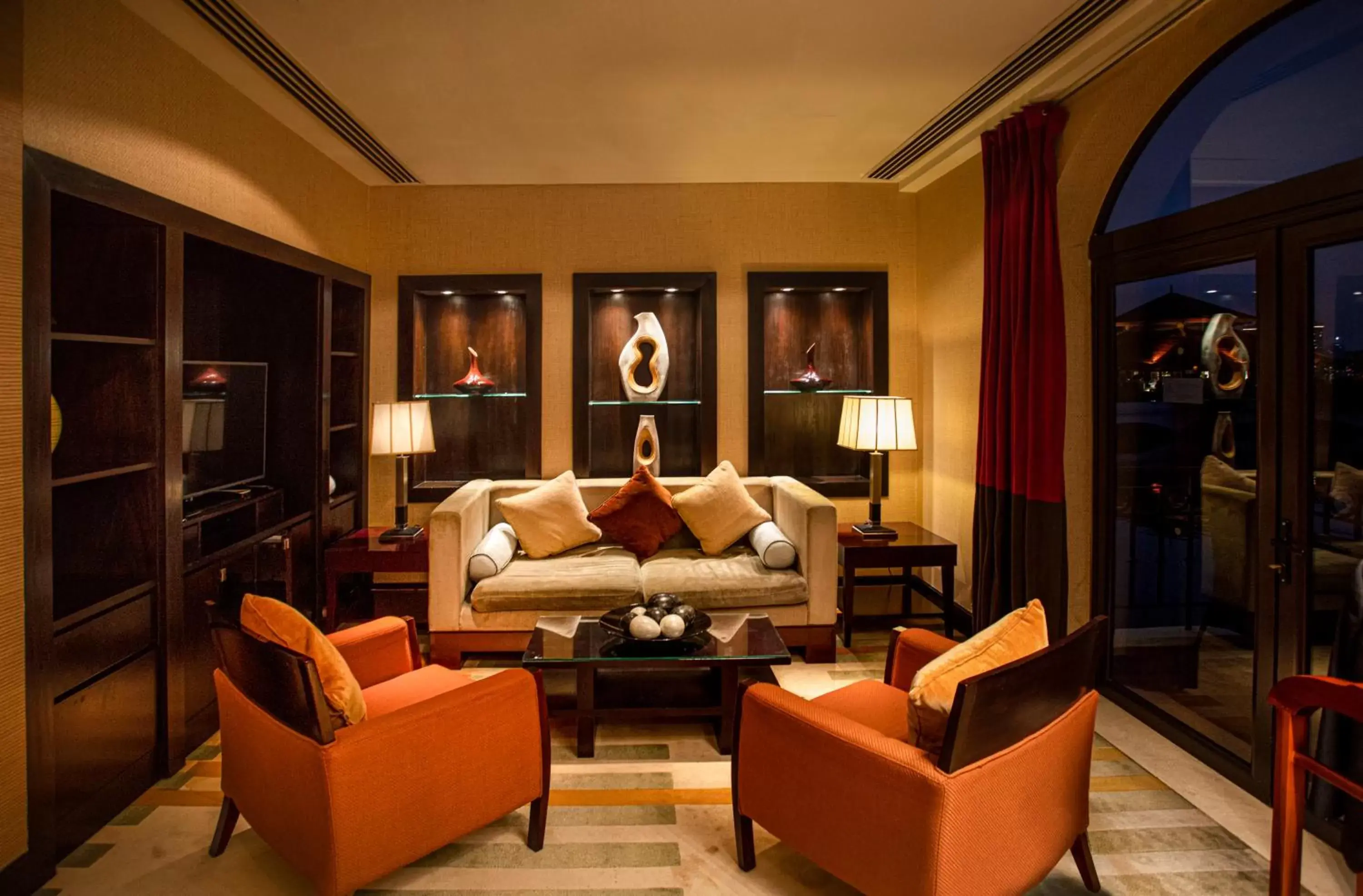 Lounge or bar, Seating Area in InterContinental Hanoi Westlake, an IHG Hotel