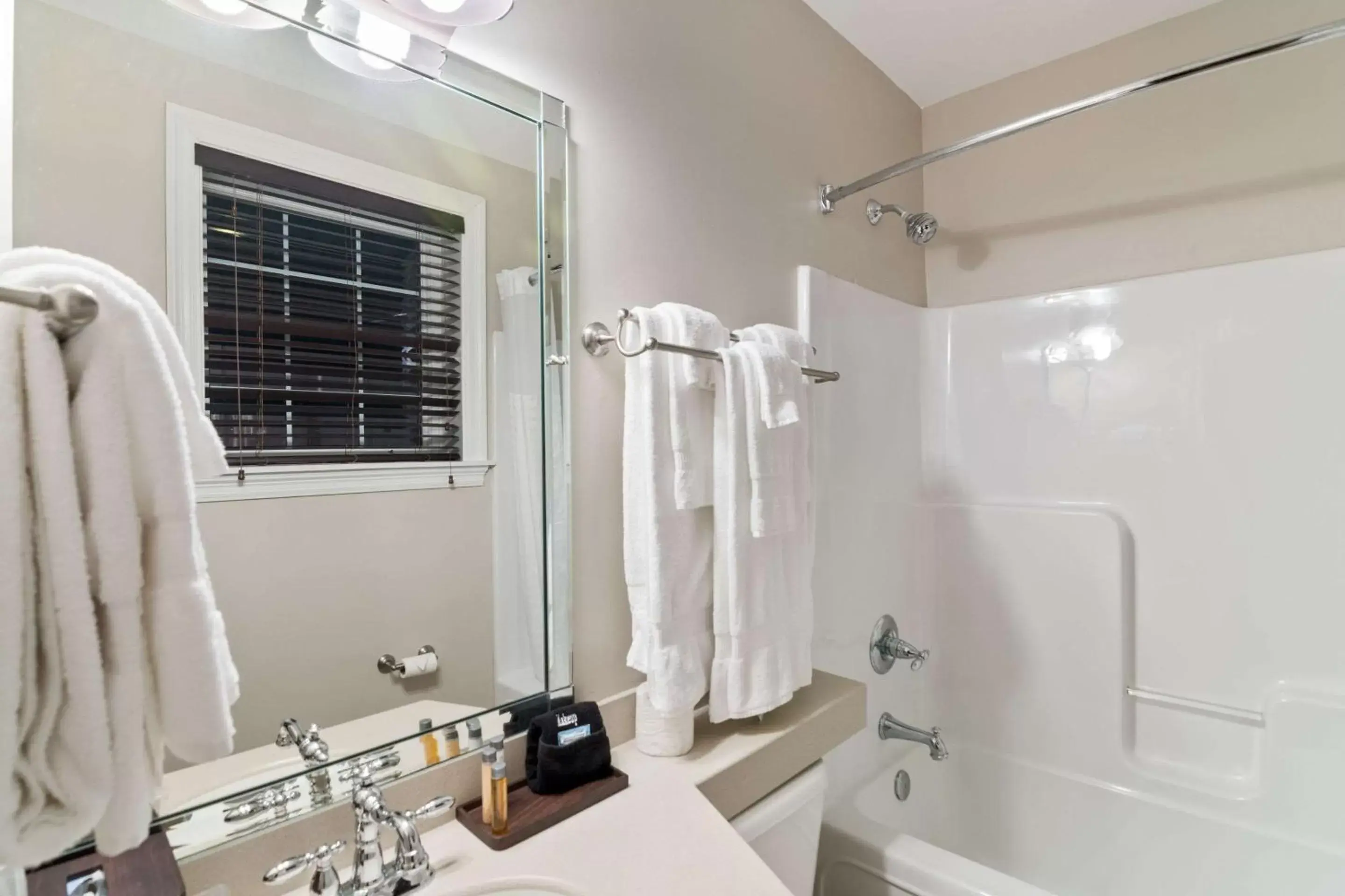 Photo of the whole room, Bathroom in The Port Inn and Cottages, Ascend Hotel Collection