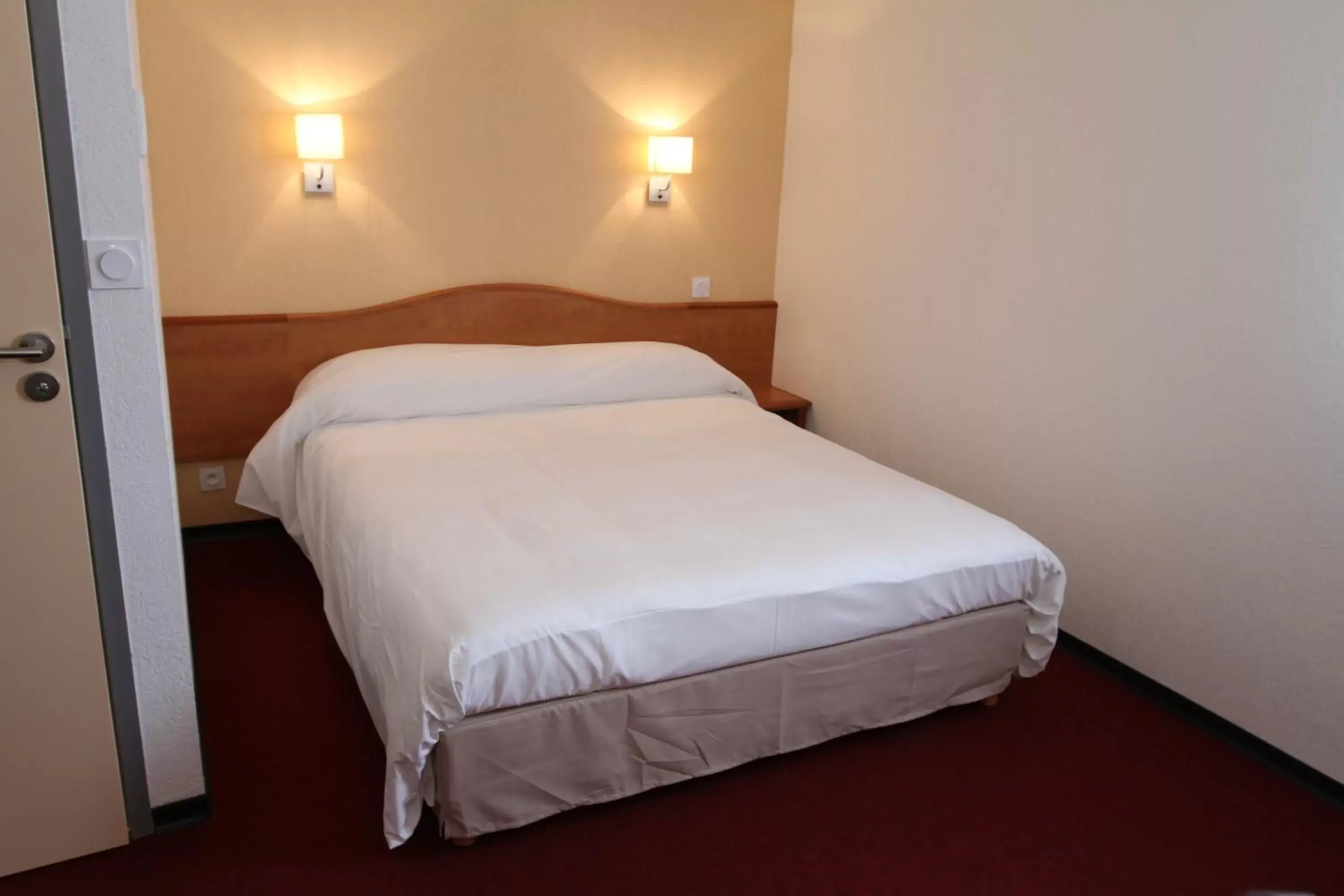 Bedroom, Bed in Brit Hotel Confort Villeneuve Sur Lot