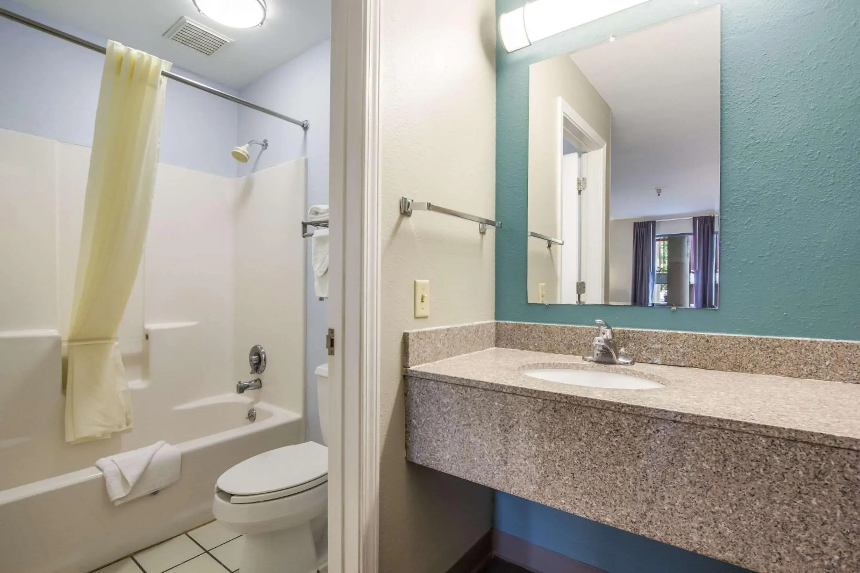 Bathroom in Econo Lodge Inn & Suites I-65