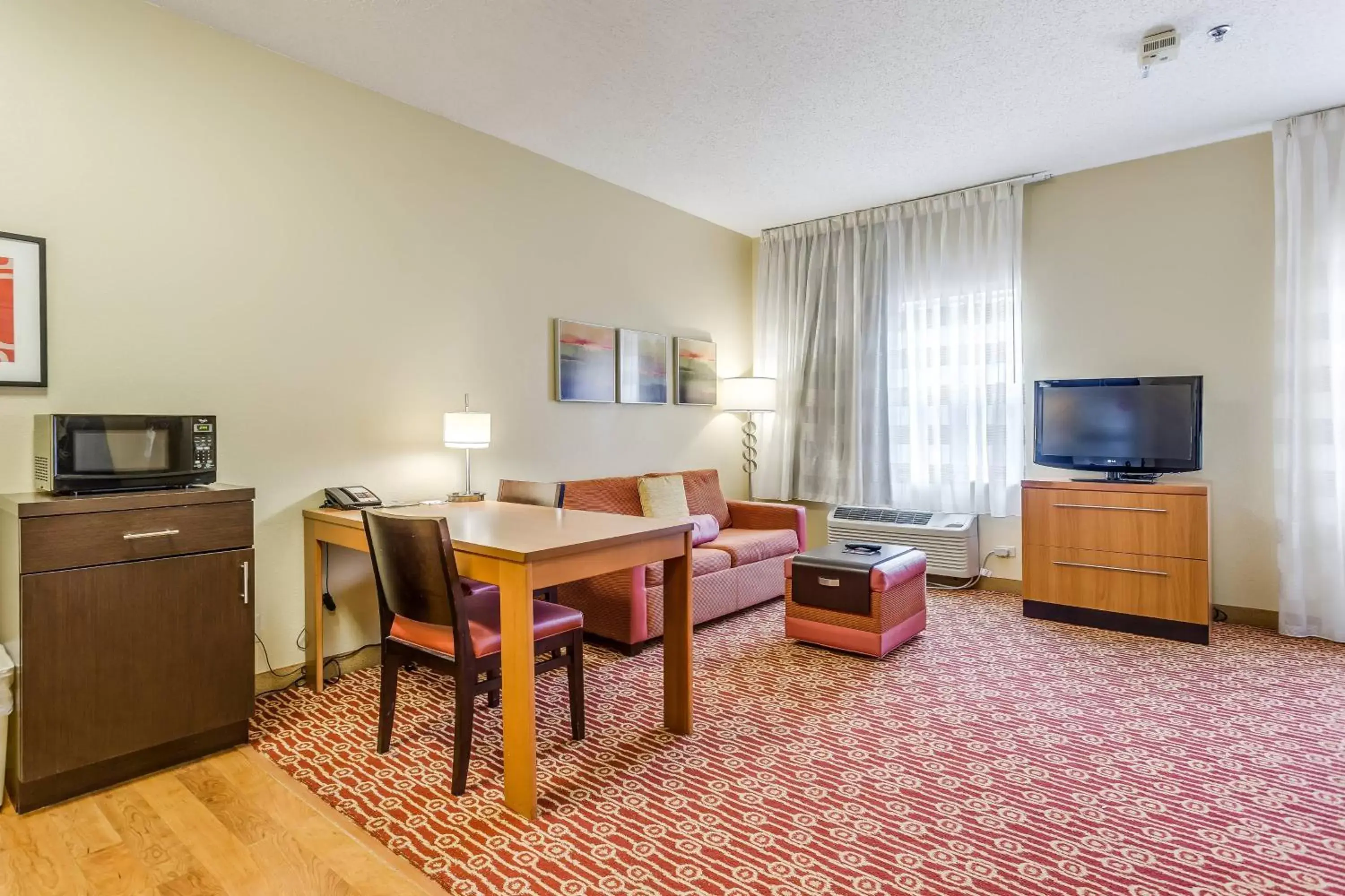 Living room, TV/Entertainment Center in TownePlace Suites by Marriott Dallas Bedford