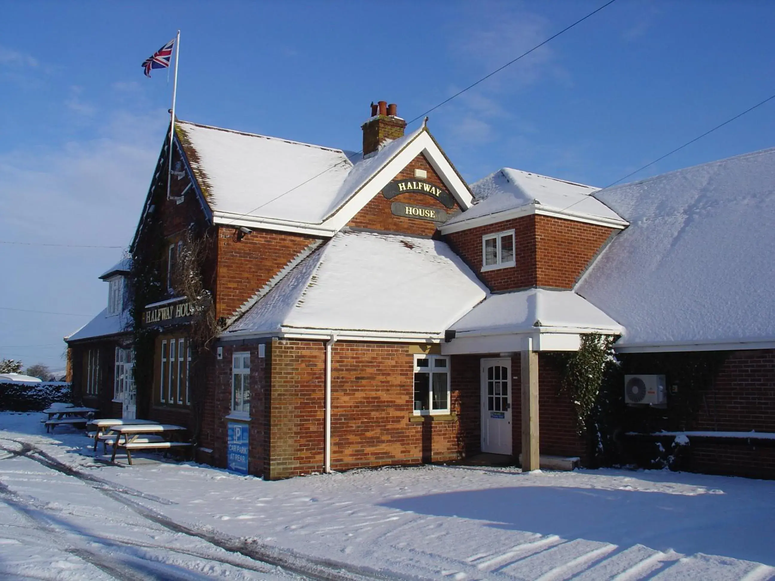 Facade/entrance, Winter in Halfway House Inn Country Lodge