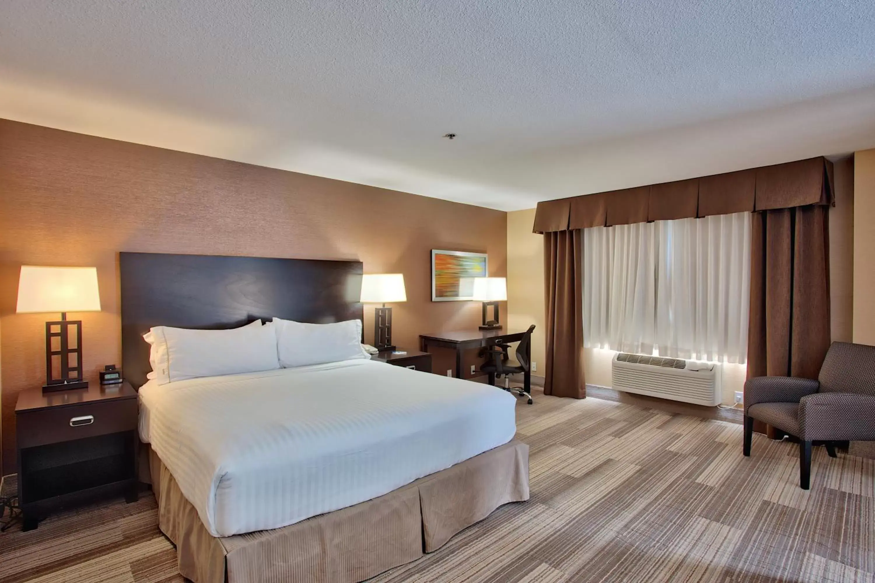 Photo of the whole room, Bed in Holiday Inn Express Costa Mesa, an IHG Hotel