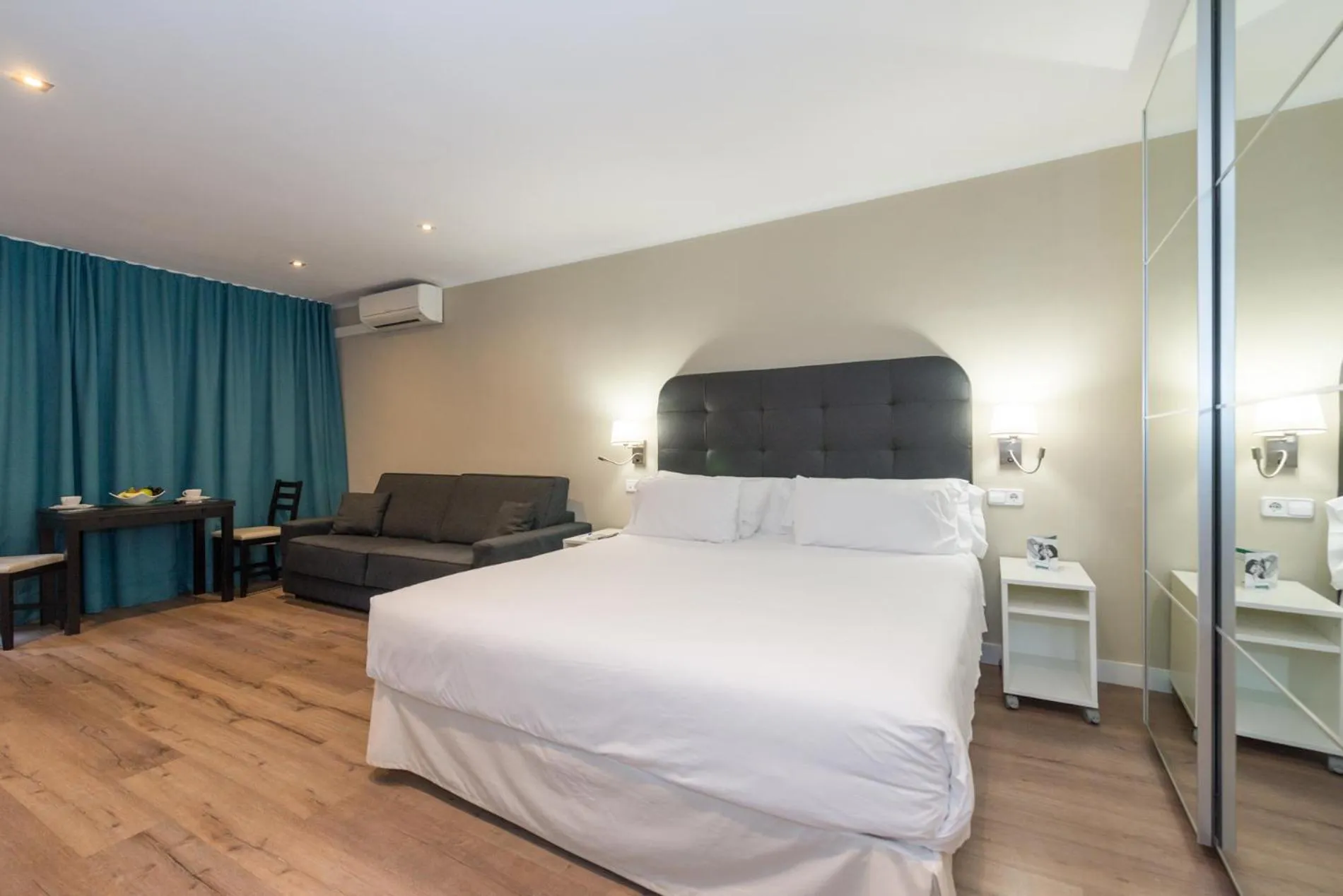 Photo of the whole room, Bed in Senator Barcelona Apartments