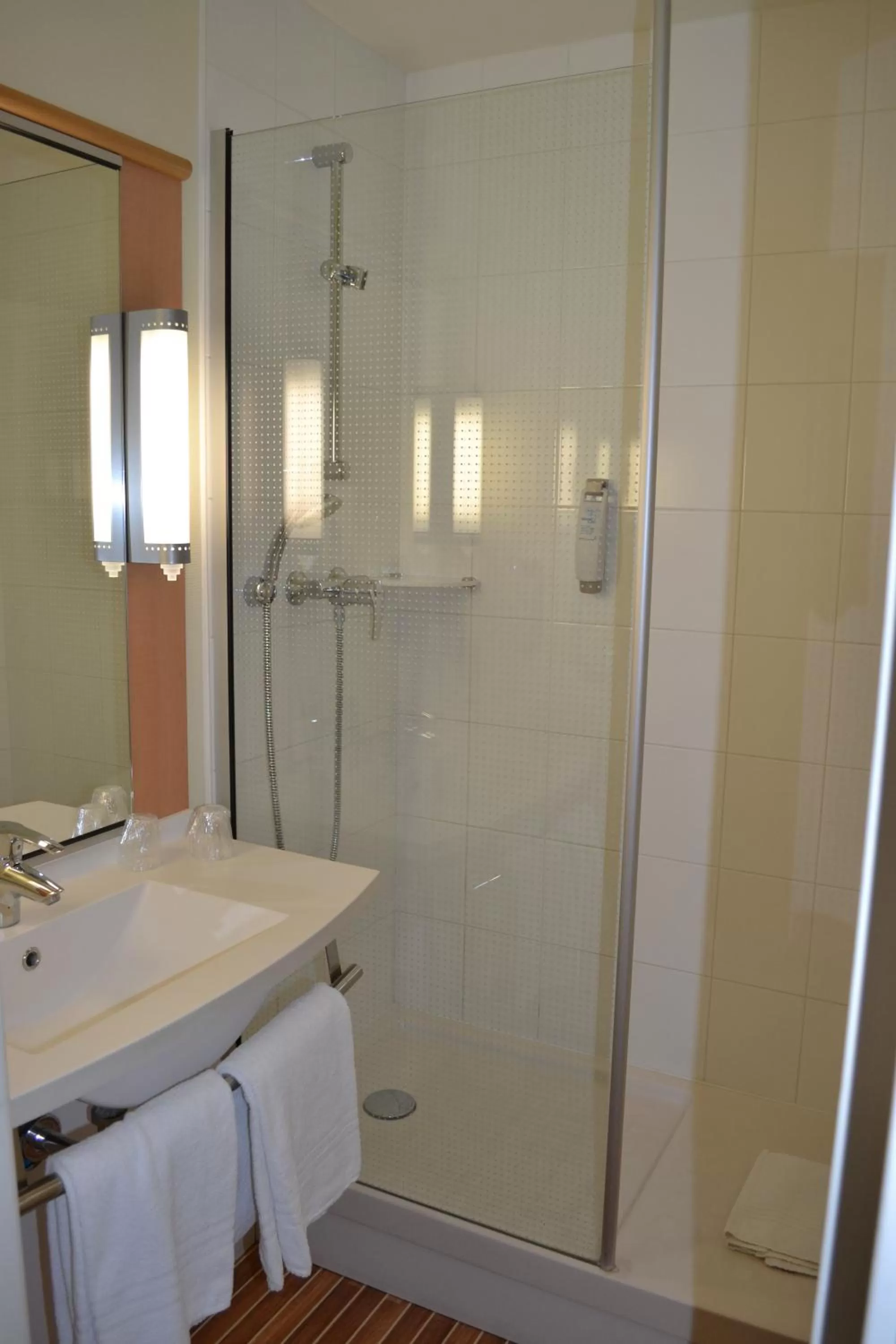 Shower in ibis Angers Centre Chateau