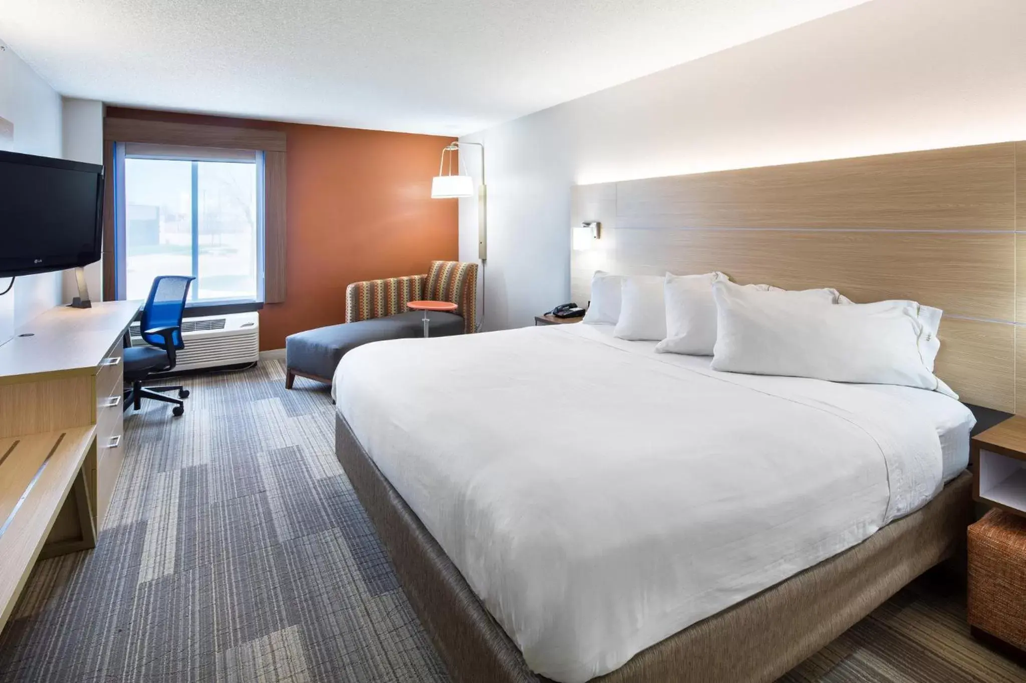 Photo of the whole room, Bed in Holiday Inn Express Cedar Rapids - Collins Road, an IHG Hotel