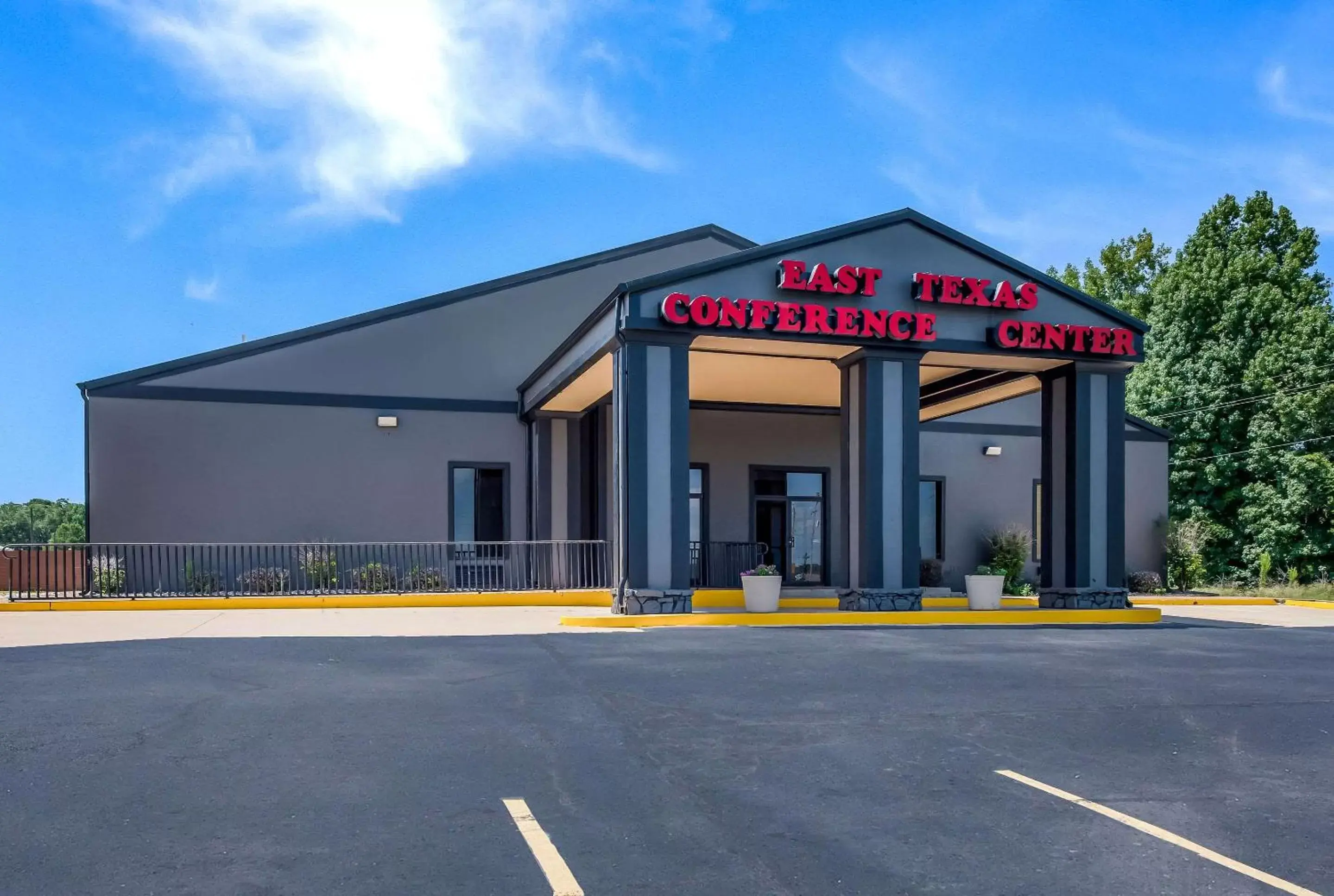 Property building in Clarion Pointe Marshall Property building in Clarion Pointe Marshall