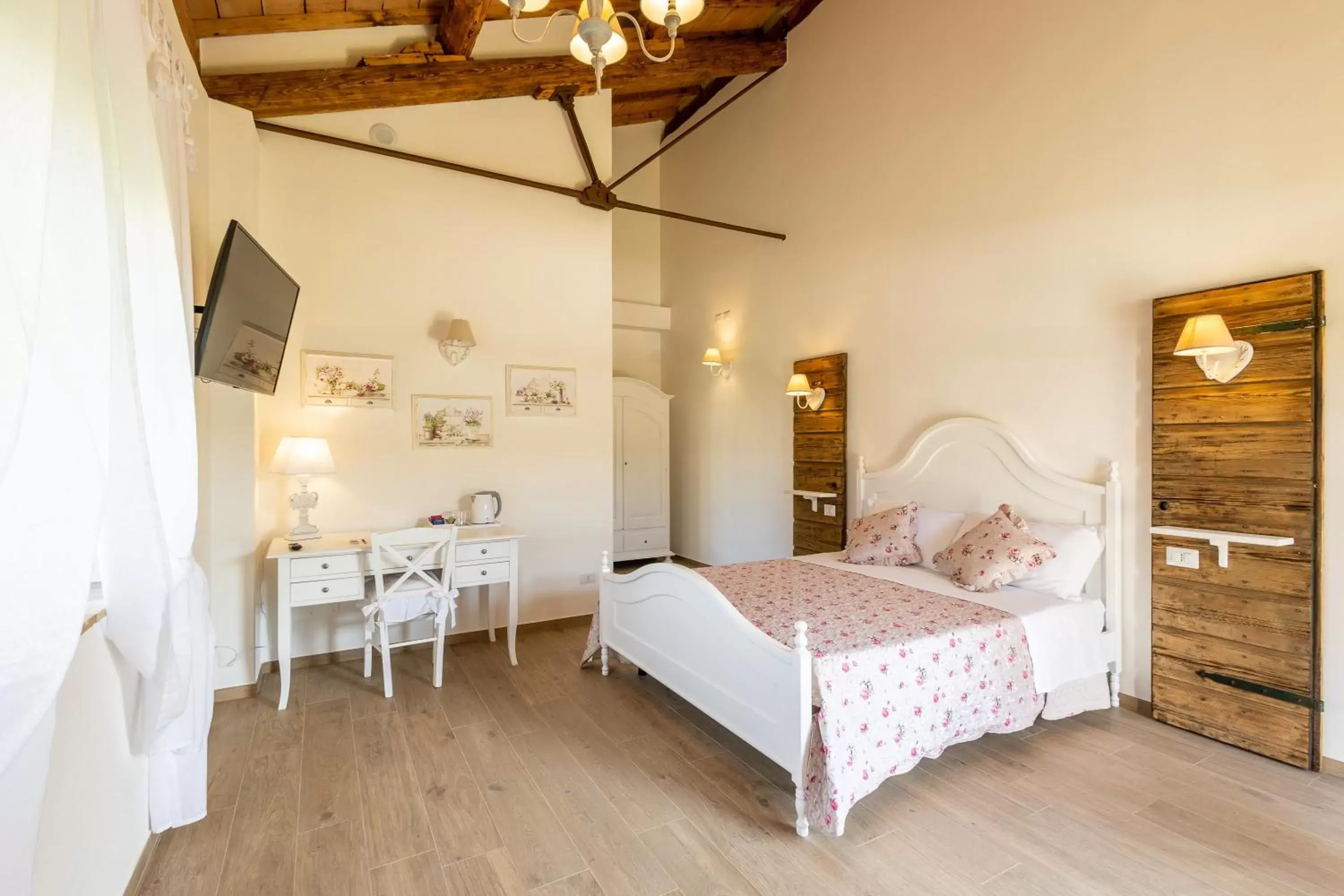 Photo of the whole room, Bed in B&B Podere Curtatone