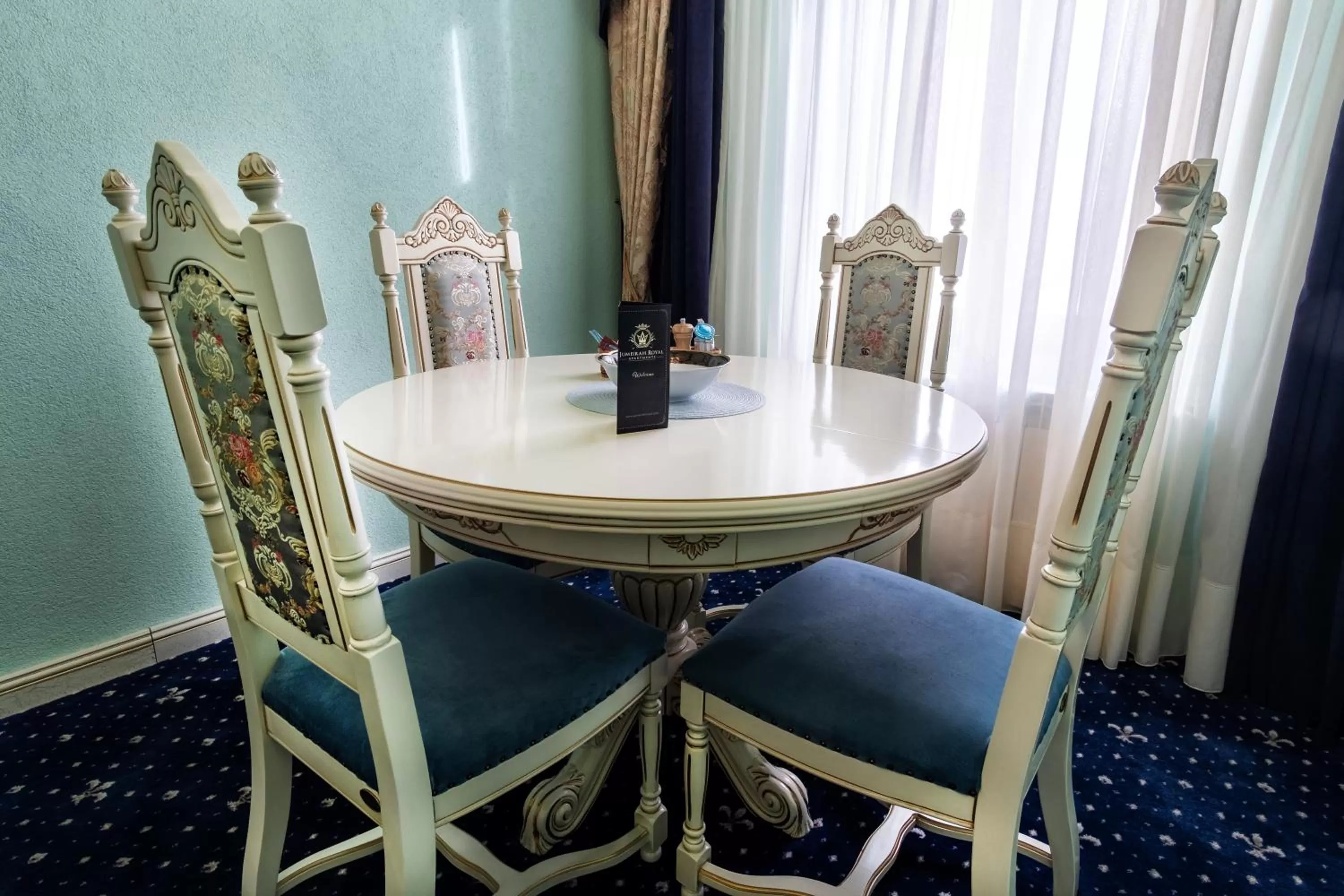 Dining area in JMR Royal -Luxury Rooms & Private Sauna