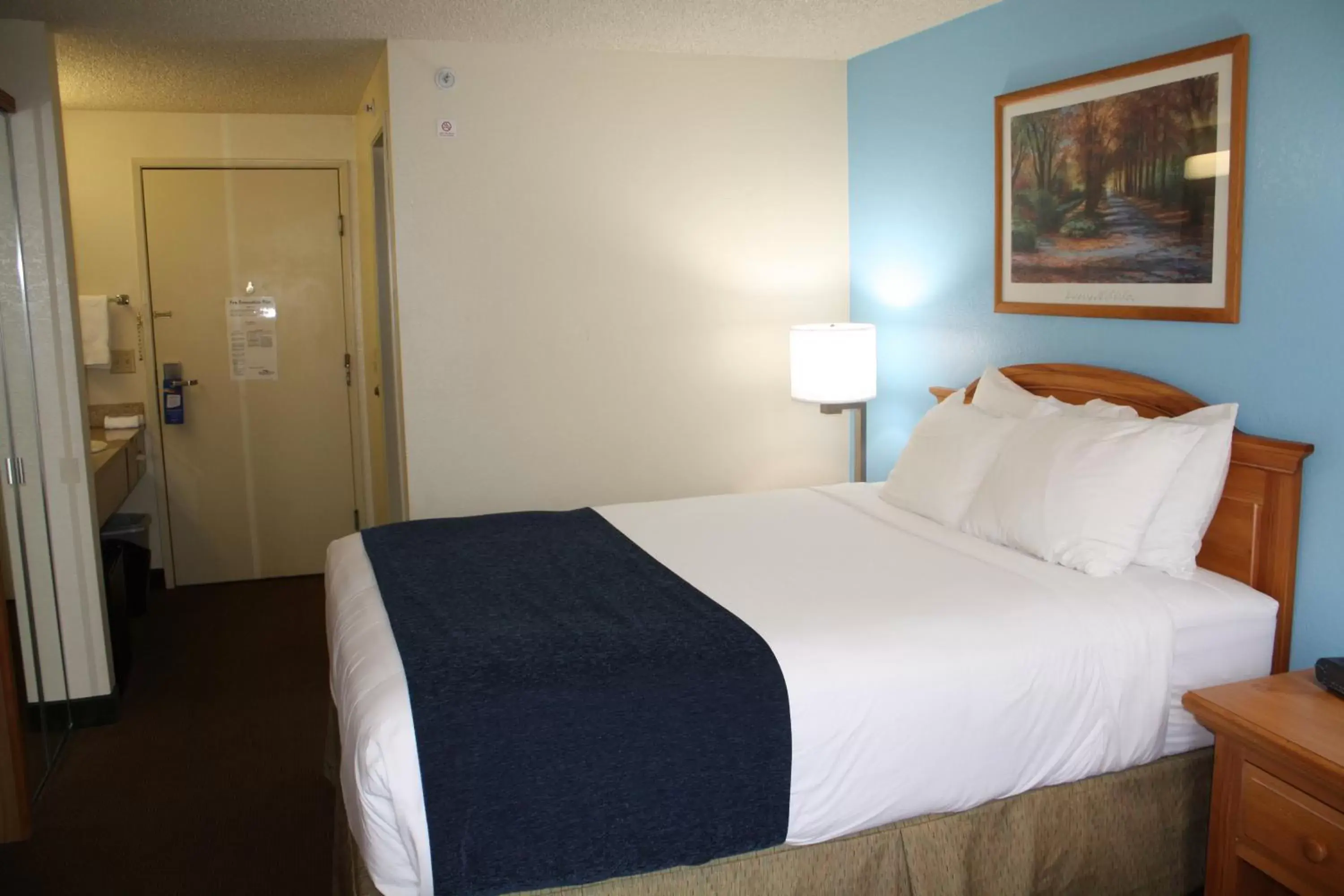 Photo of the whole room, Bed in Baymont by Wyndham Yakima Riverfront