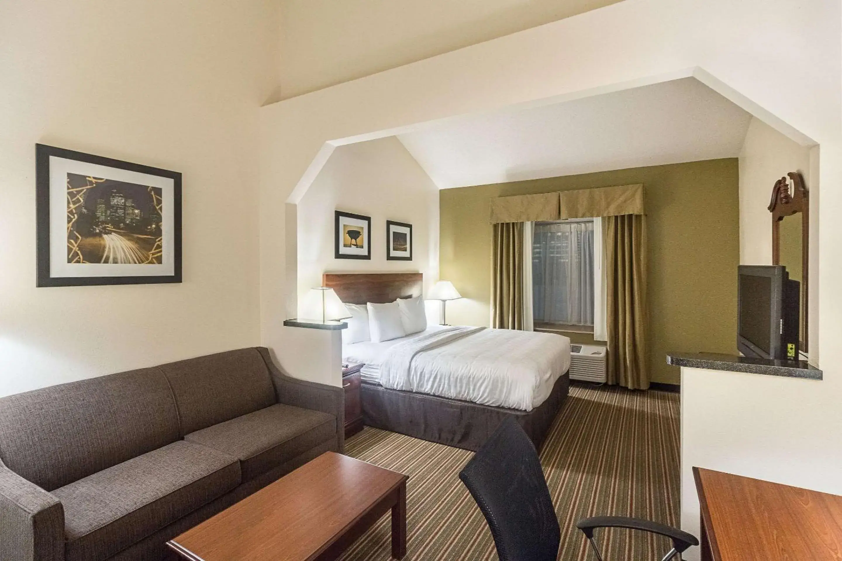 Photo of the whole room in Quality Inn and Suites Westchase