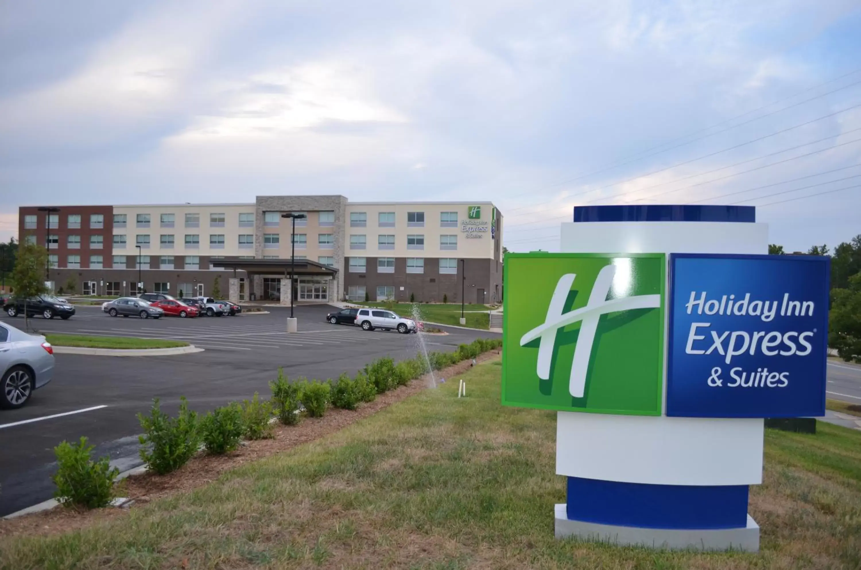 Property Building in Holiday Inn Express & Suites - Charlotte NE - University Area, an IHG Hotel