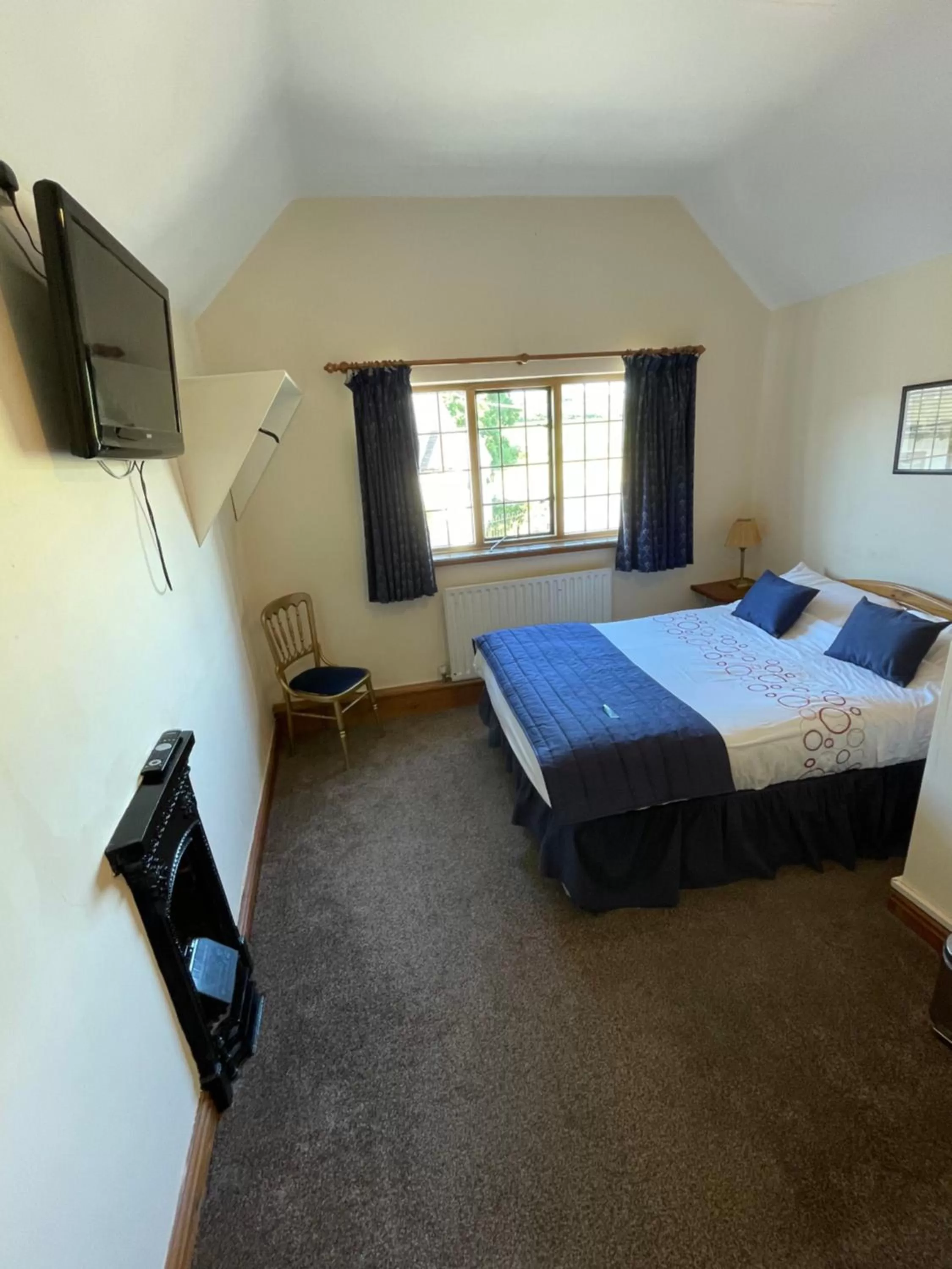 Triple Room with Shower in Halfway House Inn & Cottages