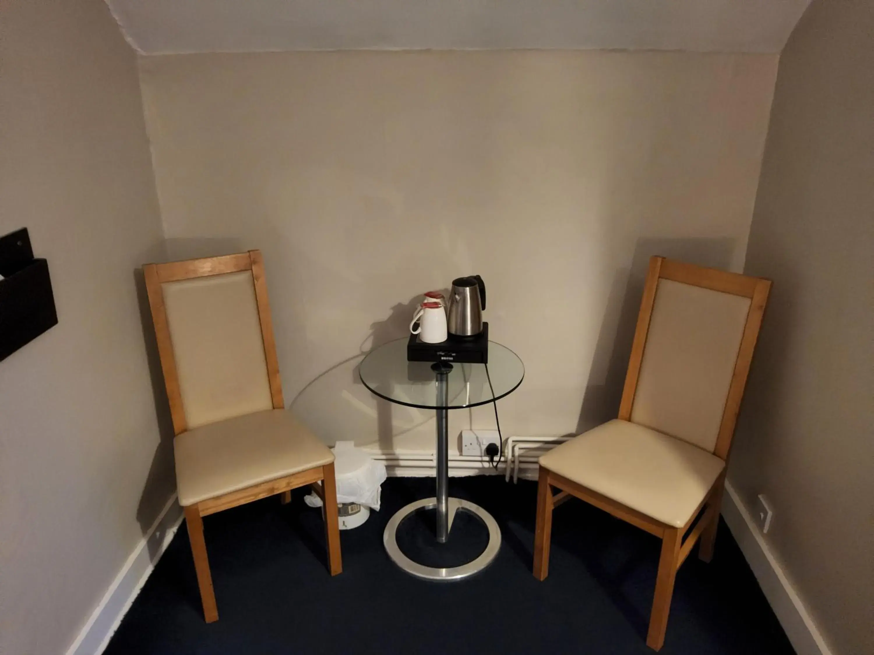 Coffee/tea facilities, Seating Area in The Avenue Hotel