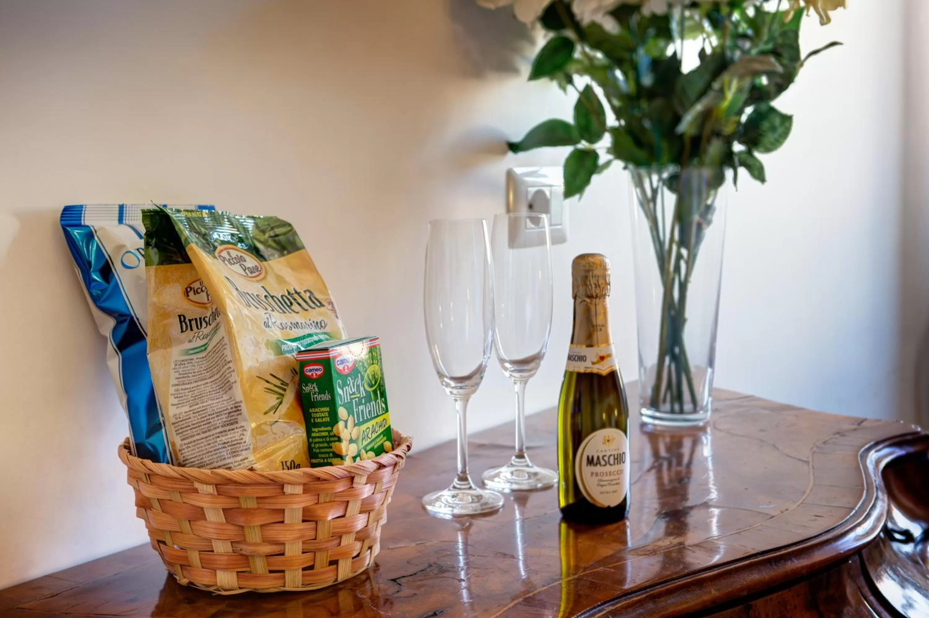 Coffee/tea facilities in Little Rhome Suites