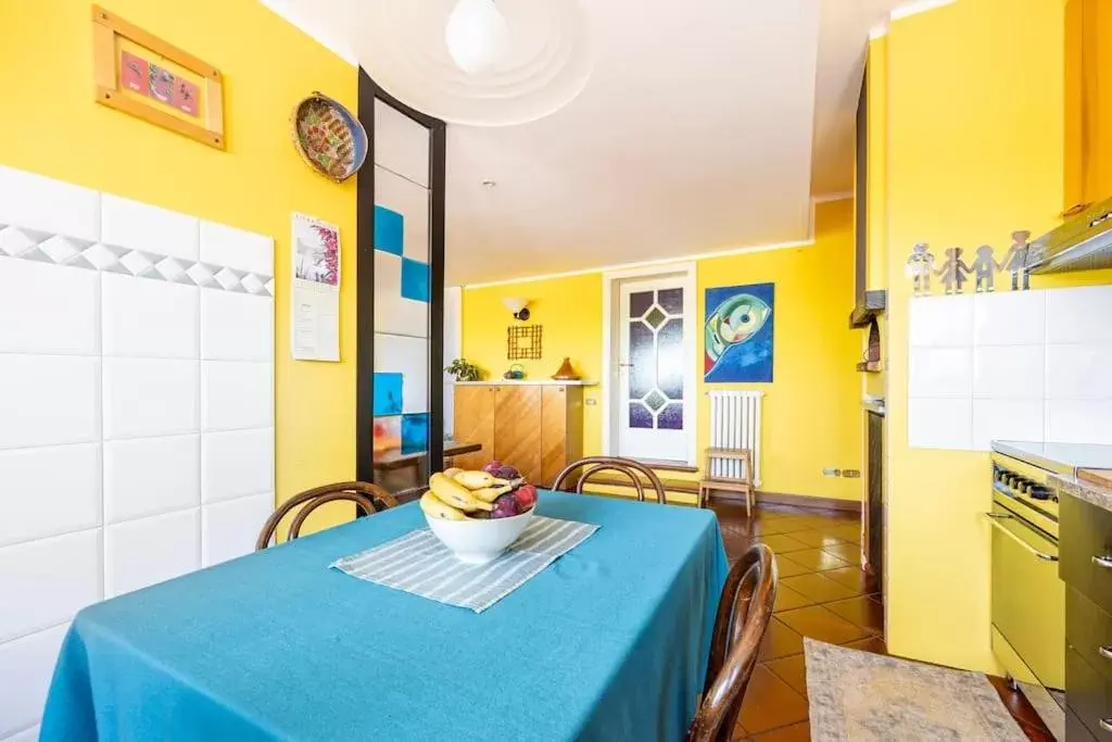 Kitchen or kitchenette, Dining Area in La casa dell'Adri B&B con camino