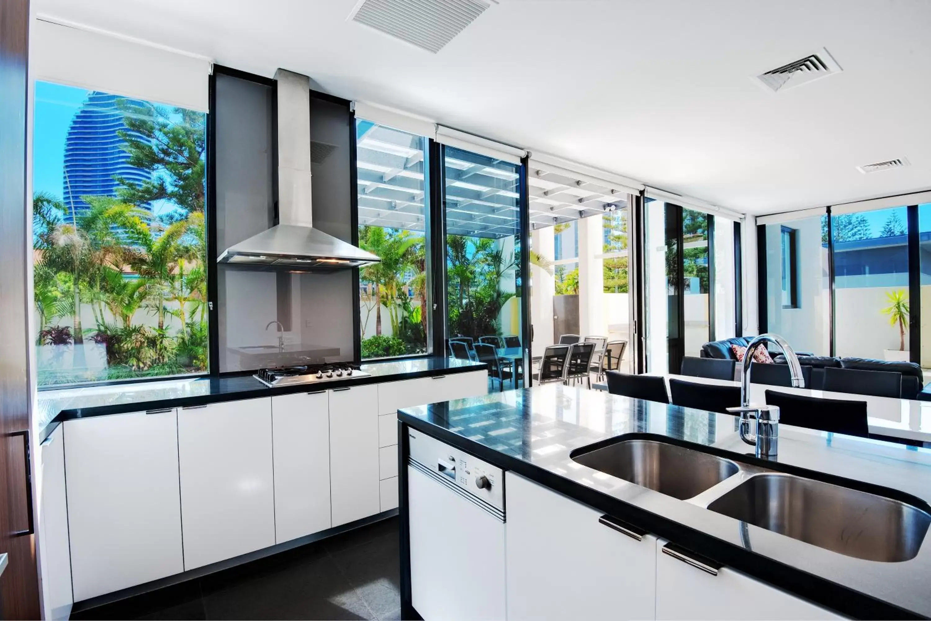 Living room, Kitchen/Kitchenette in Ultra Broadbeach