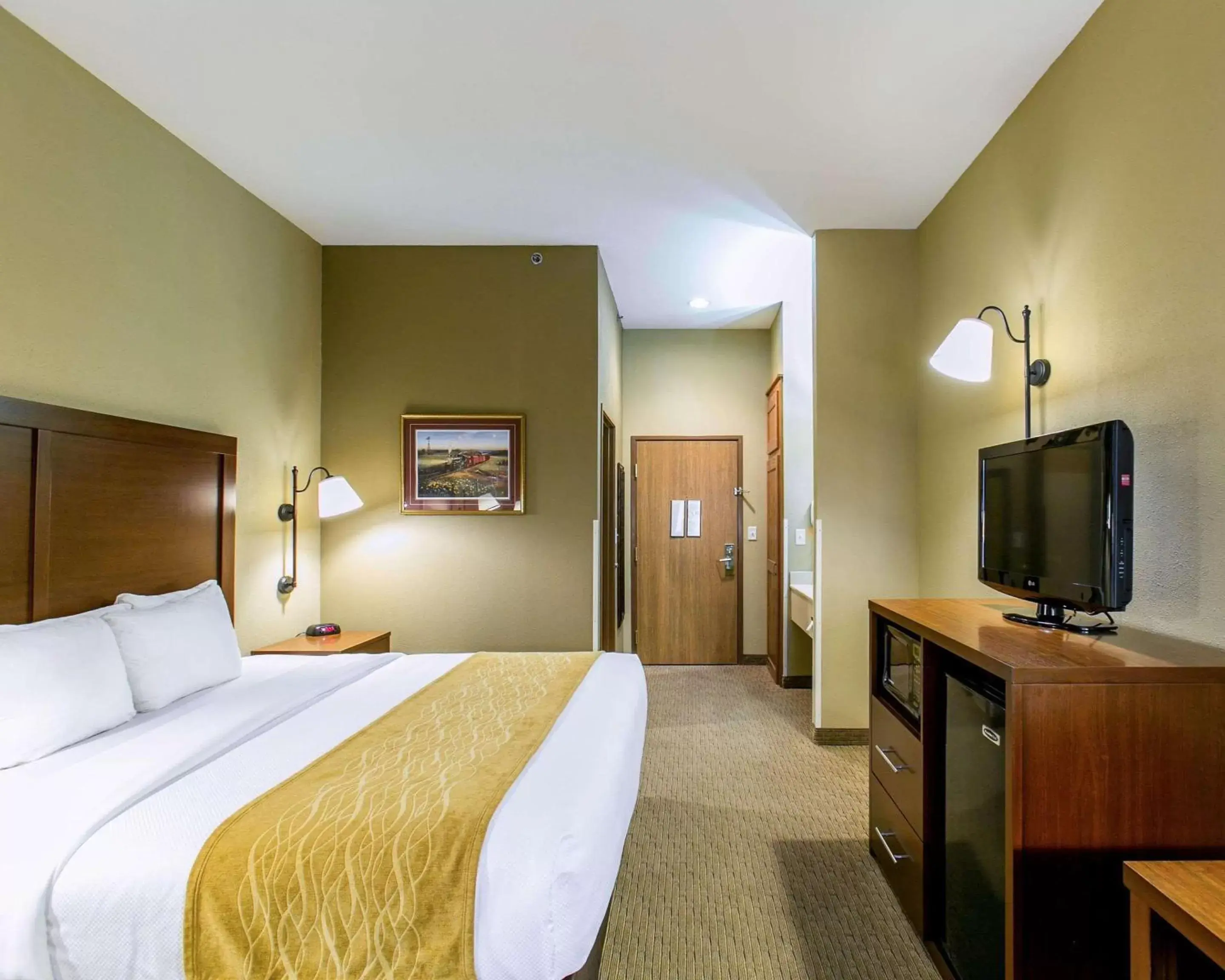 Photo of the whole room, Bed in Comfort Inn Warrensburg Station