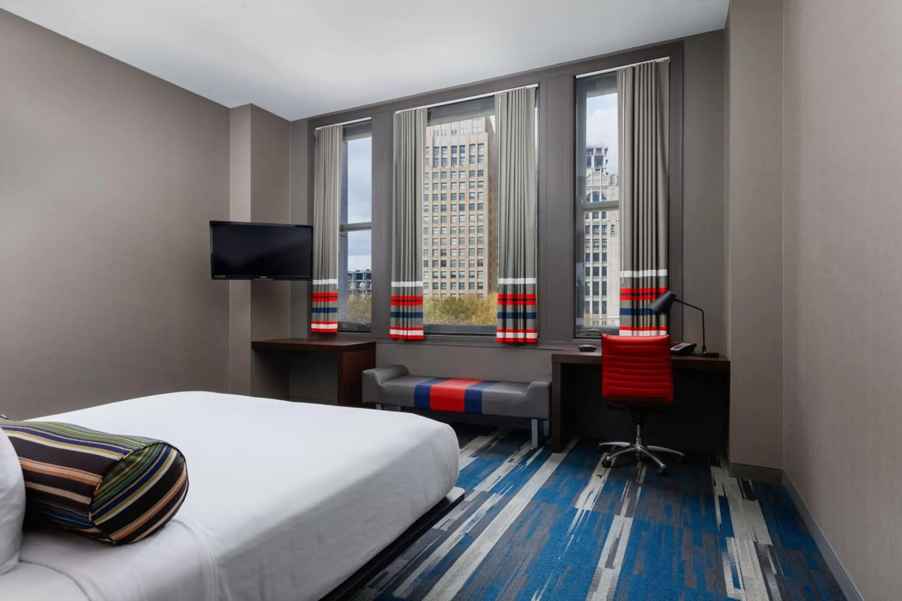 Photo of the whole room, Bed in Aloft Detroit at The David Whitney