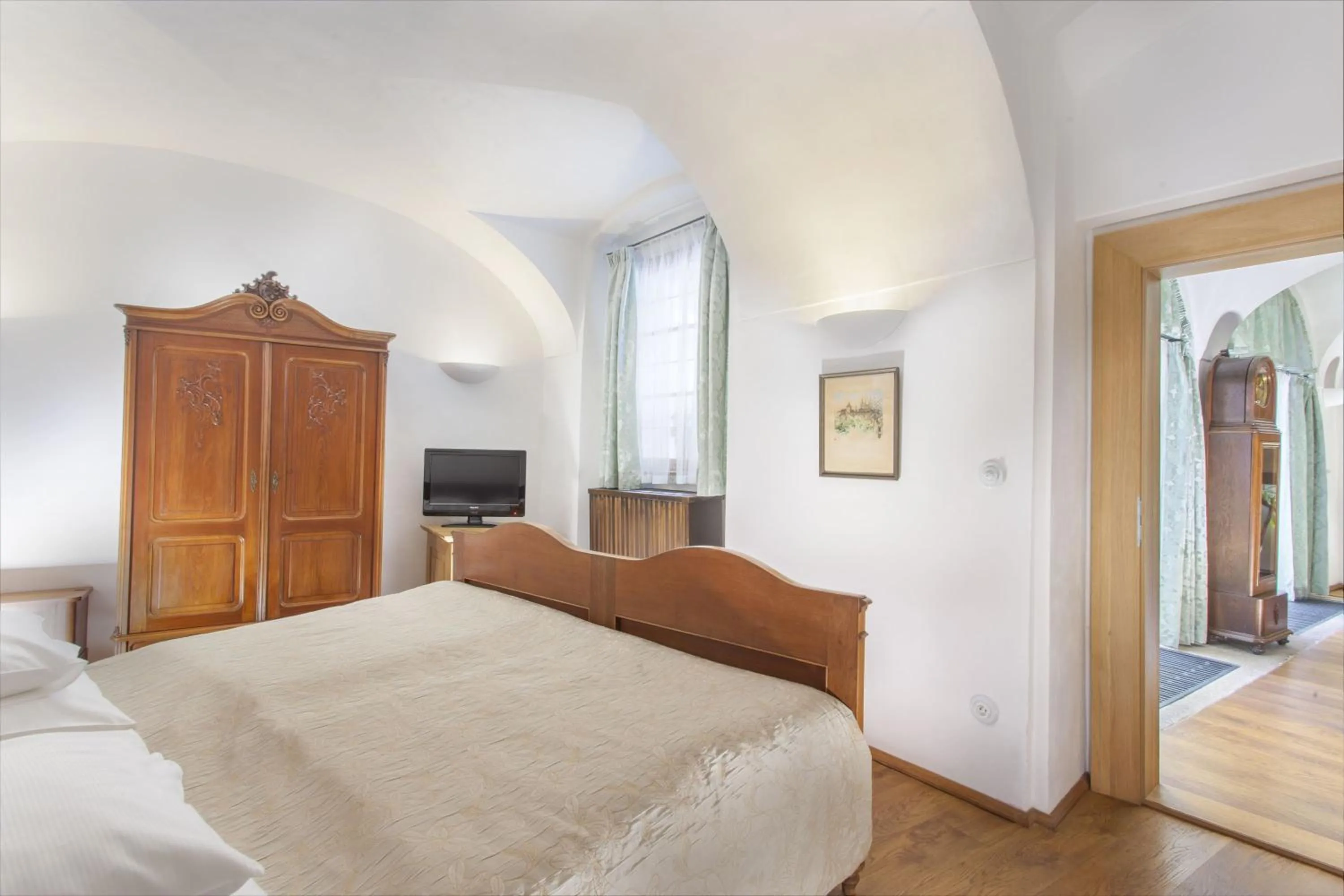 Photo of the whole room, Bed in Hotel At the Green Grape