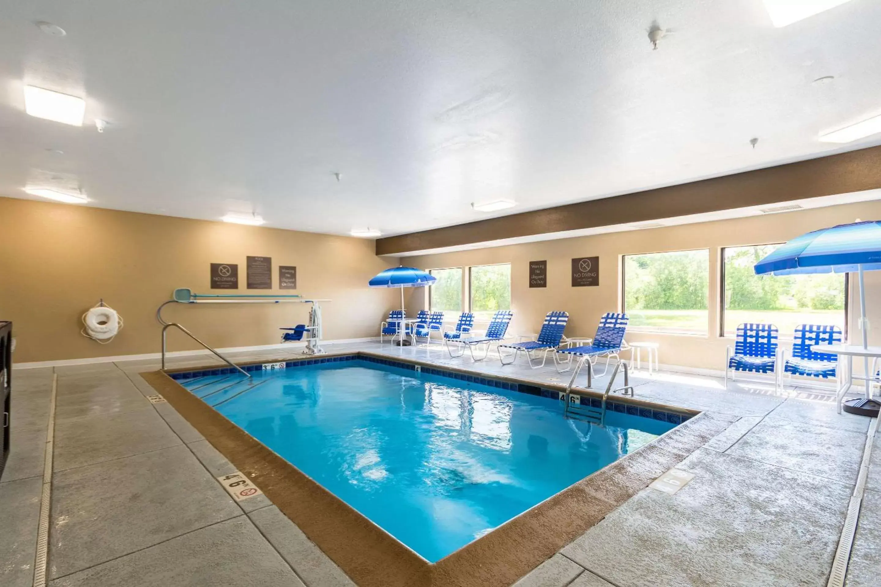Activities, Swimming Pool in Comfort Inn & Suites North Aurora - Naperville