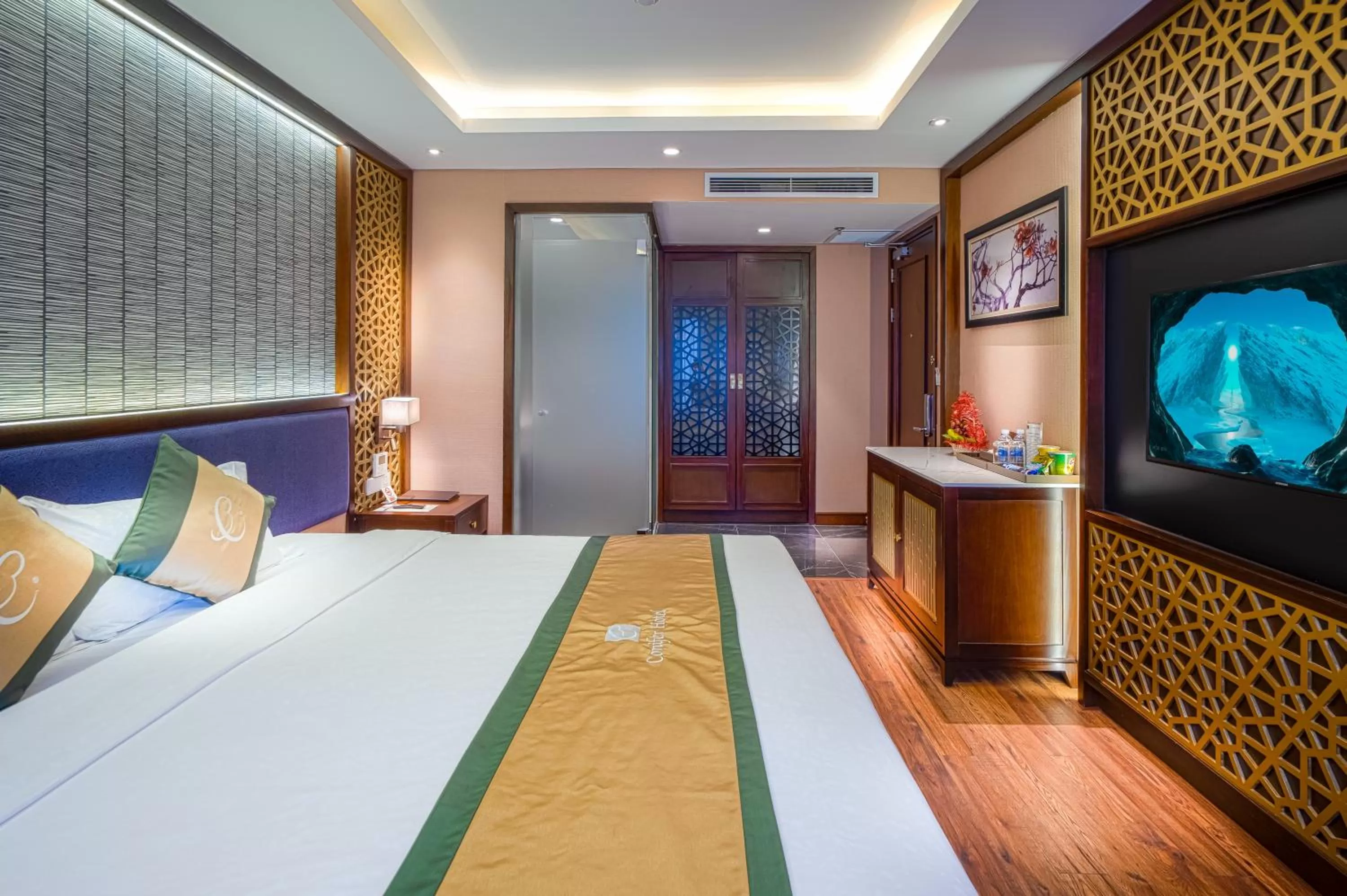 Photo of the whole room, Bed in Conifer Grand Hotel