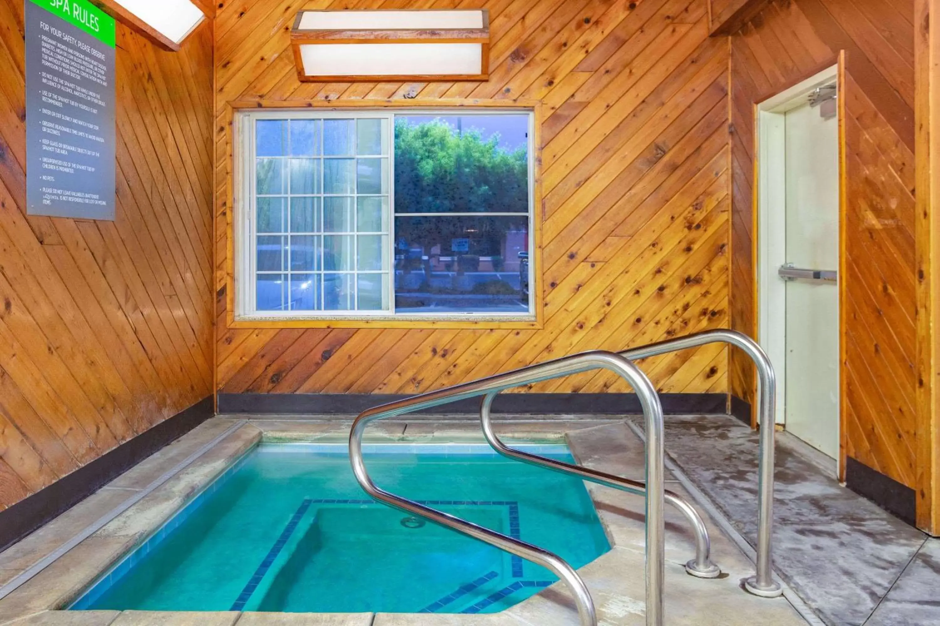 Hot Tub, Swimming Pool in La Quinta by Wyndham Visalia/Sequoia Gateway