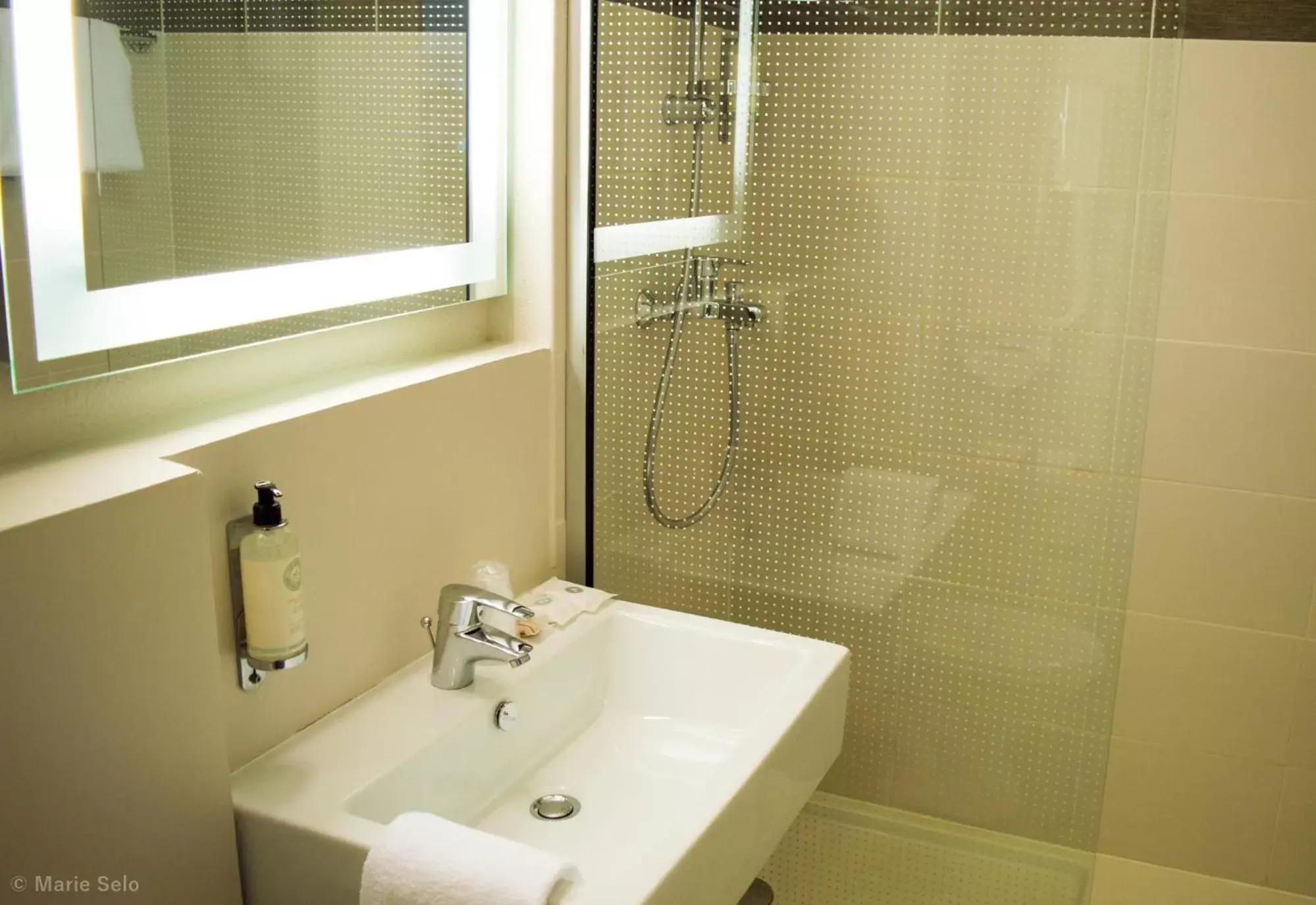 Bathroom in Best Western Auray le Loch Bathroom in Best Western Auray le Loch