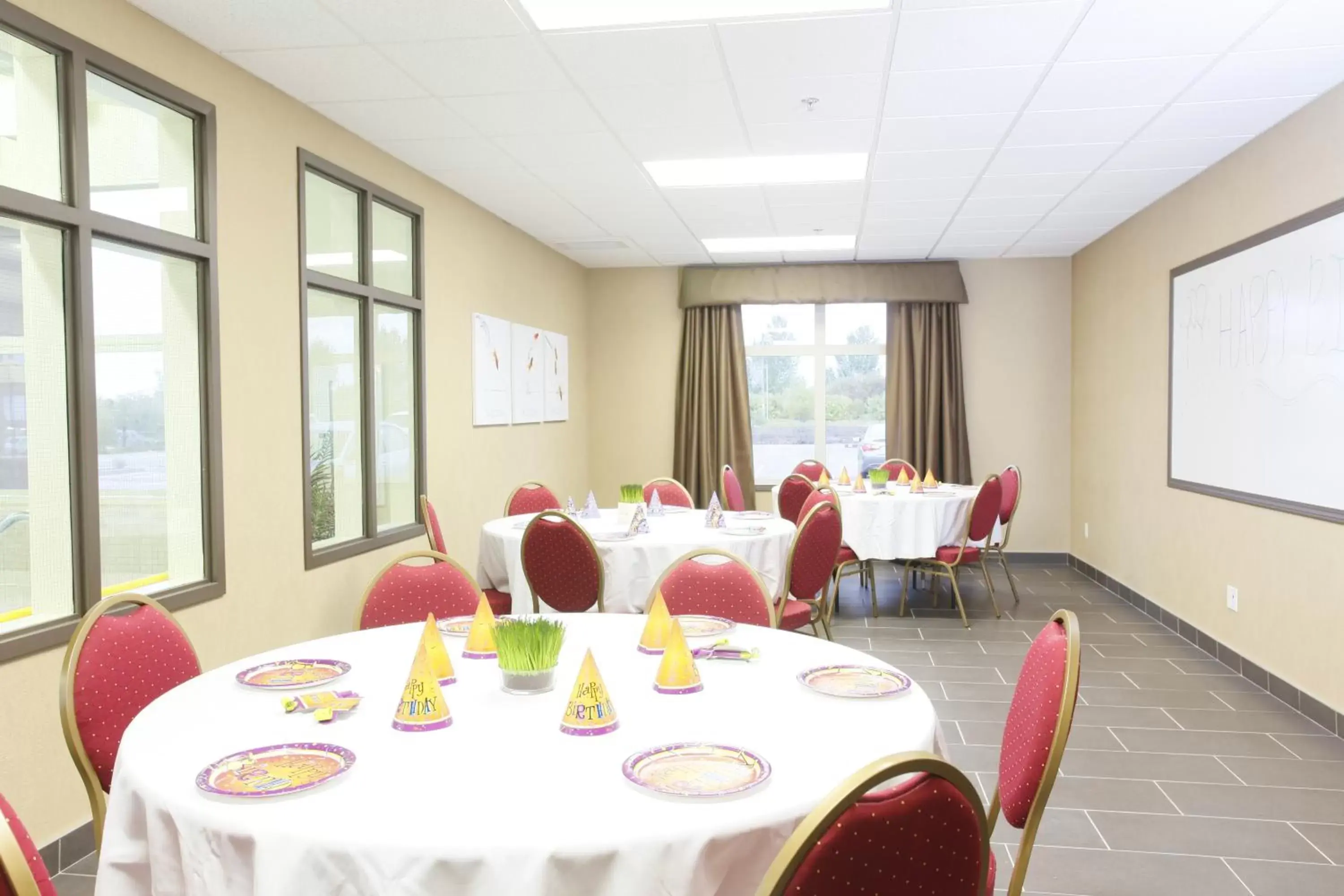 Meeting/conference room, Restaurant/Places to Eat in Vegreville Suites