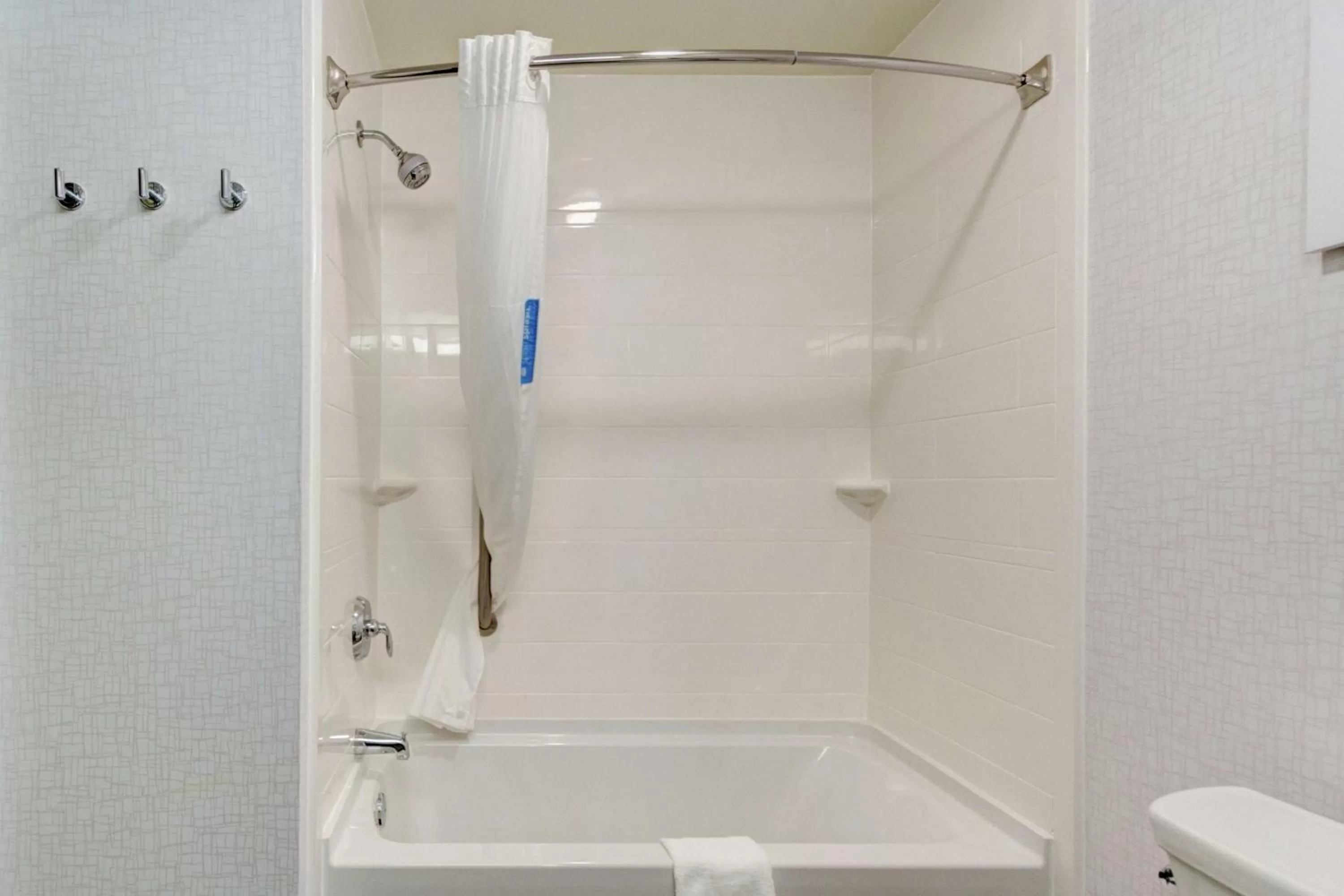 Bathroom in Hampton Inn Salina