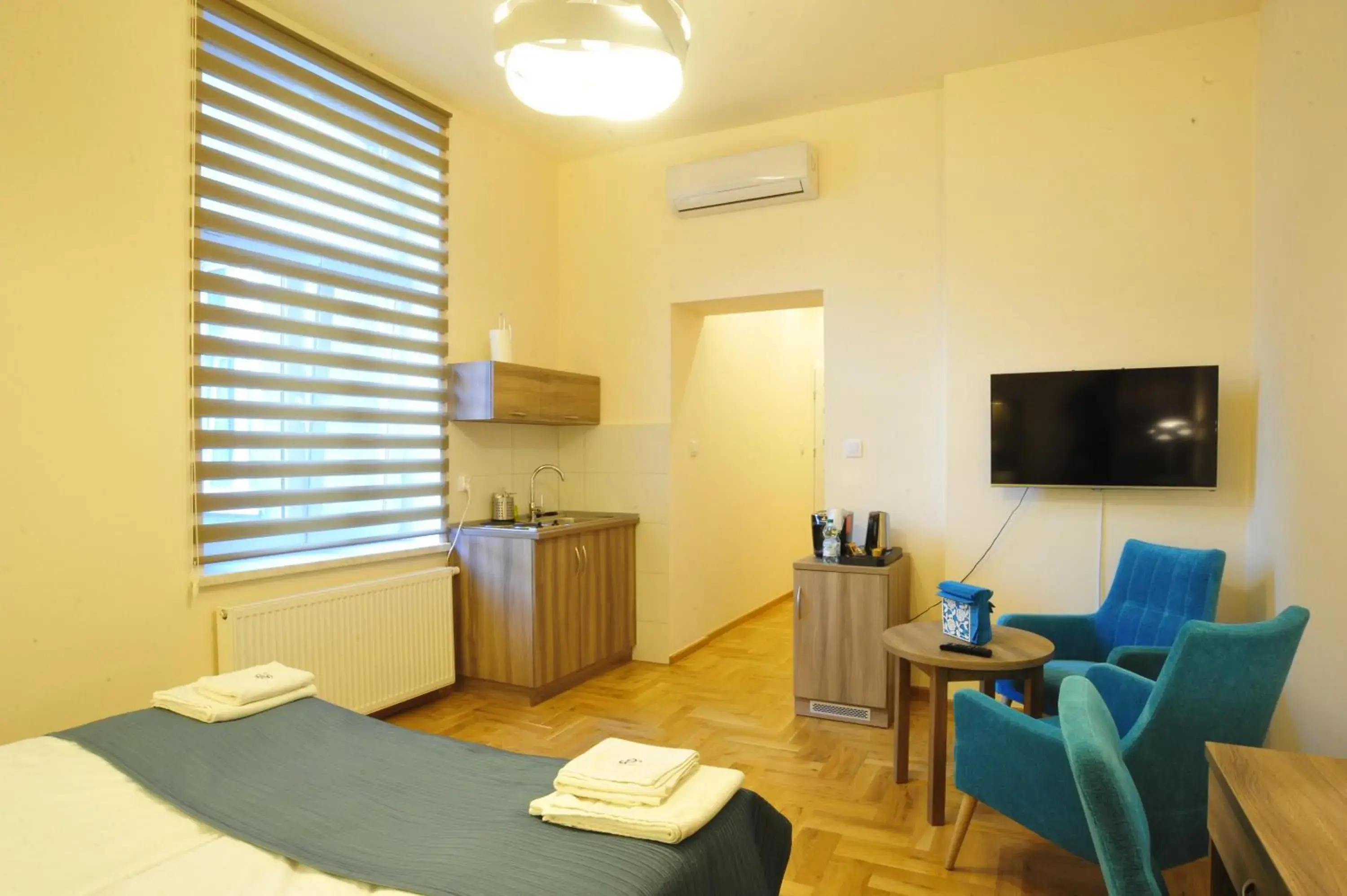 TV and multimedia, TV/Entertainment Center in Kosmopolita Rooms & Apartments