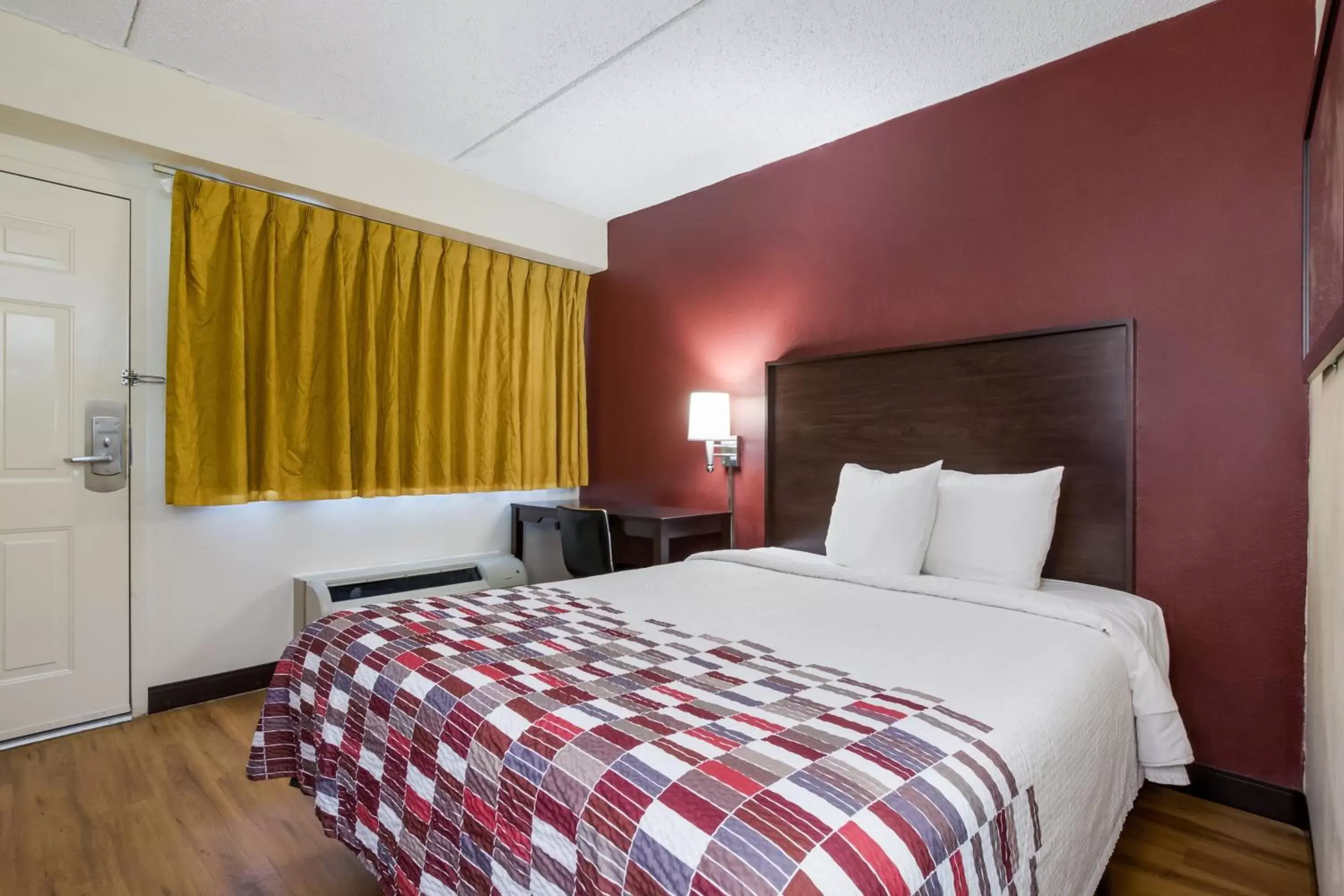 Photo of the whole room, Bed in Red Roof Inn Shelbyville