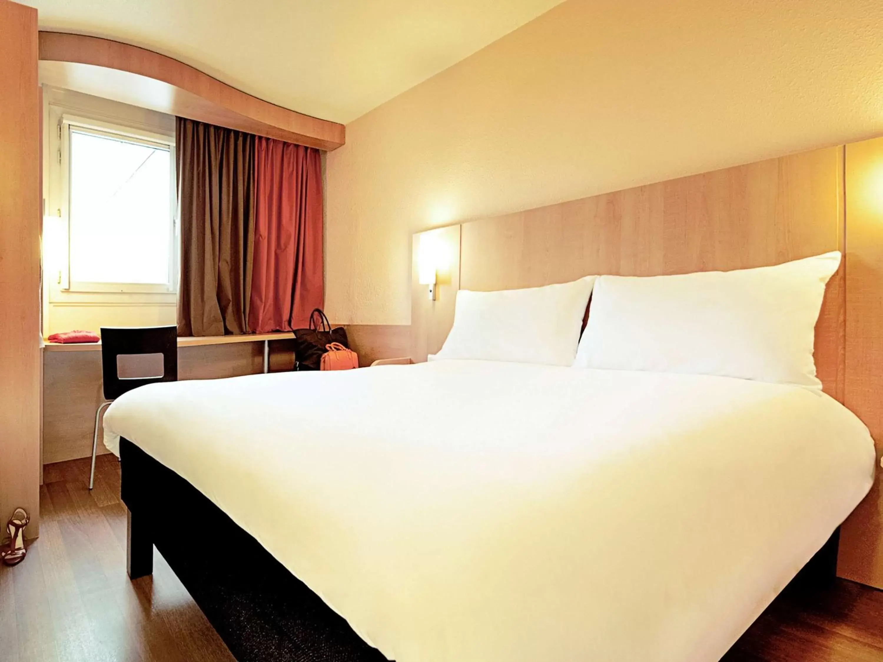 Photo of the whole room, Bed in ibis Tlemcen Photo of the whole room, Bed in ibis Tlemcen