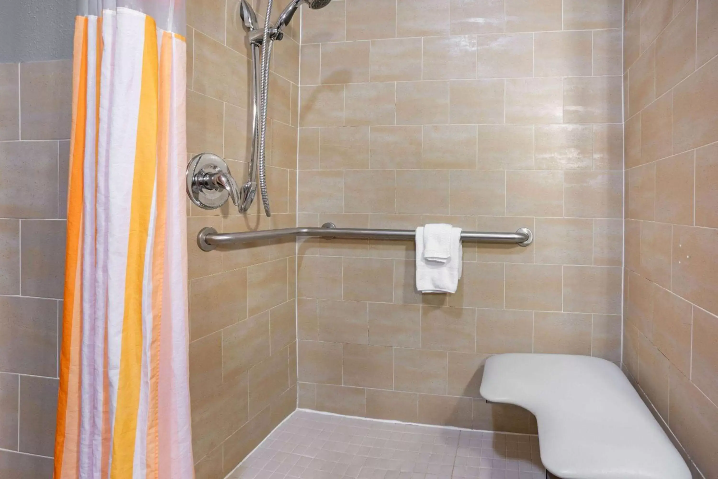 Shower, Bathroom in La Quinta by Wyndham Houston IAH Bush Intl Airport E