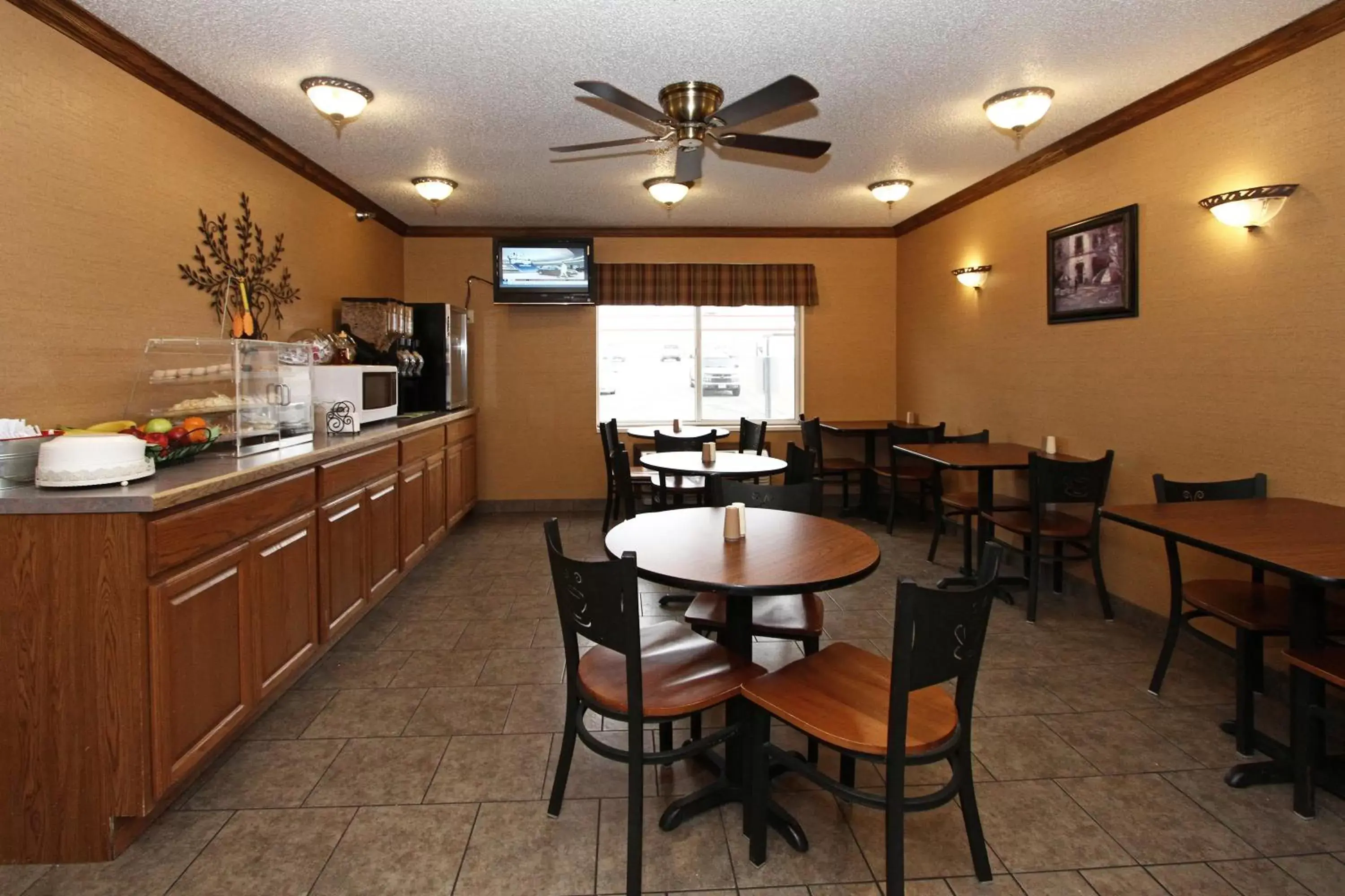 Continental breakfast, Restaurant/Places to Eat in New Victorian Inn & Suites Lincoln