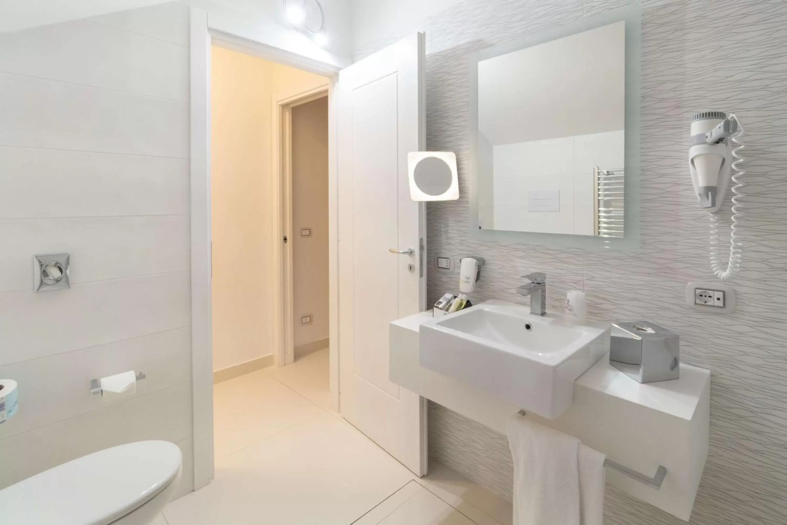 Bathroom in Best Western Plus Hotel Perla Del Porto