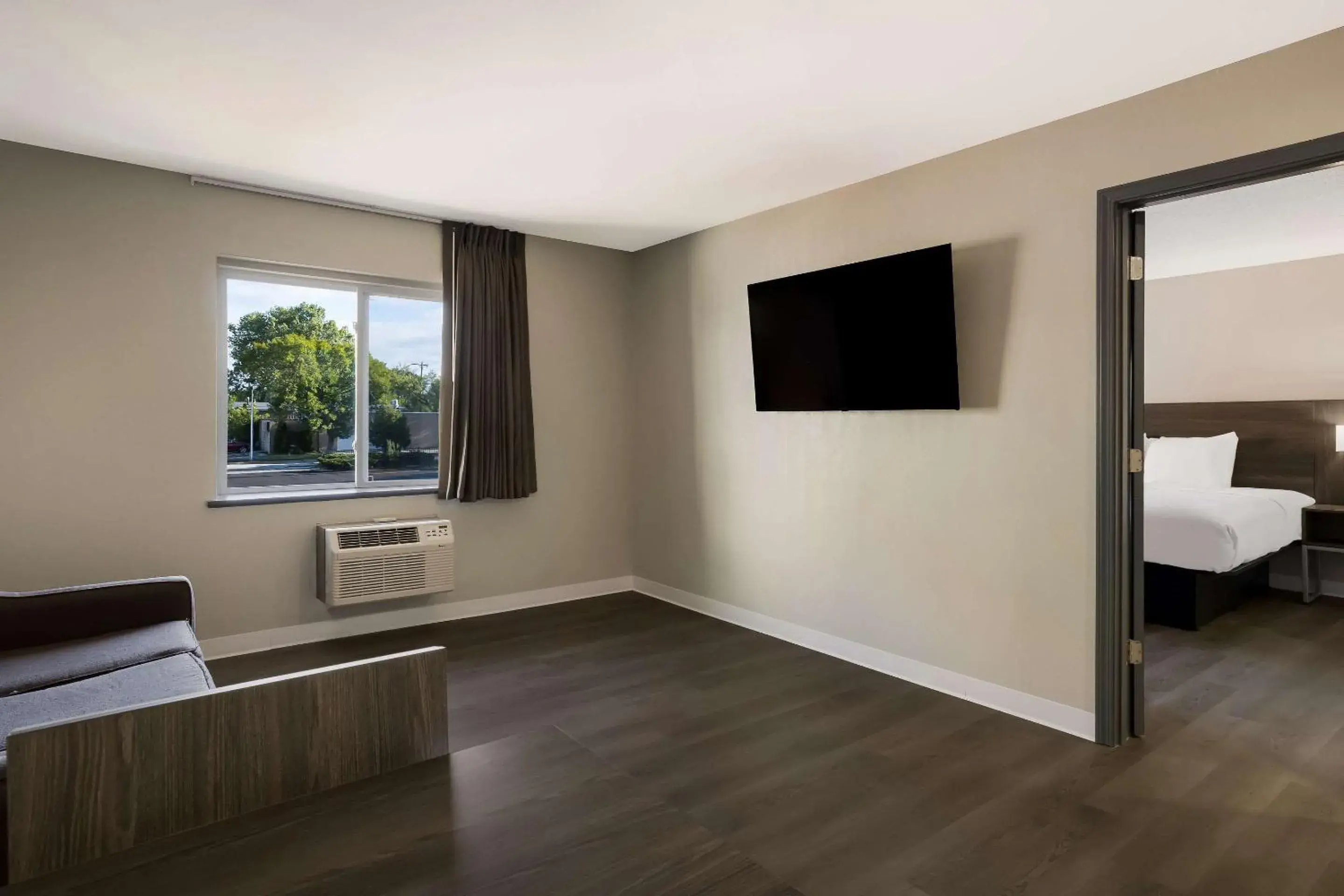 Bedroom, TV/Entertainment Center in Suburban Studios Milwaukee Airport