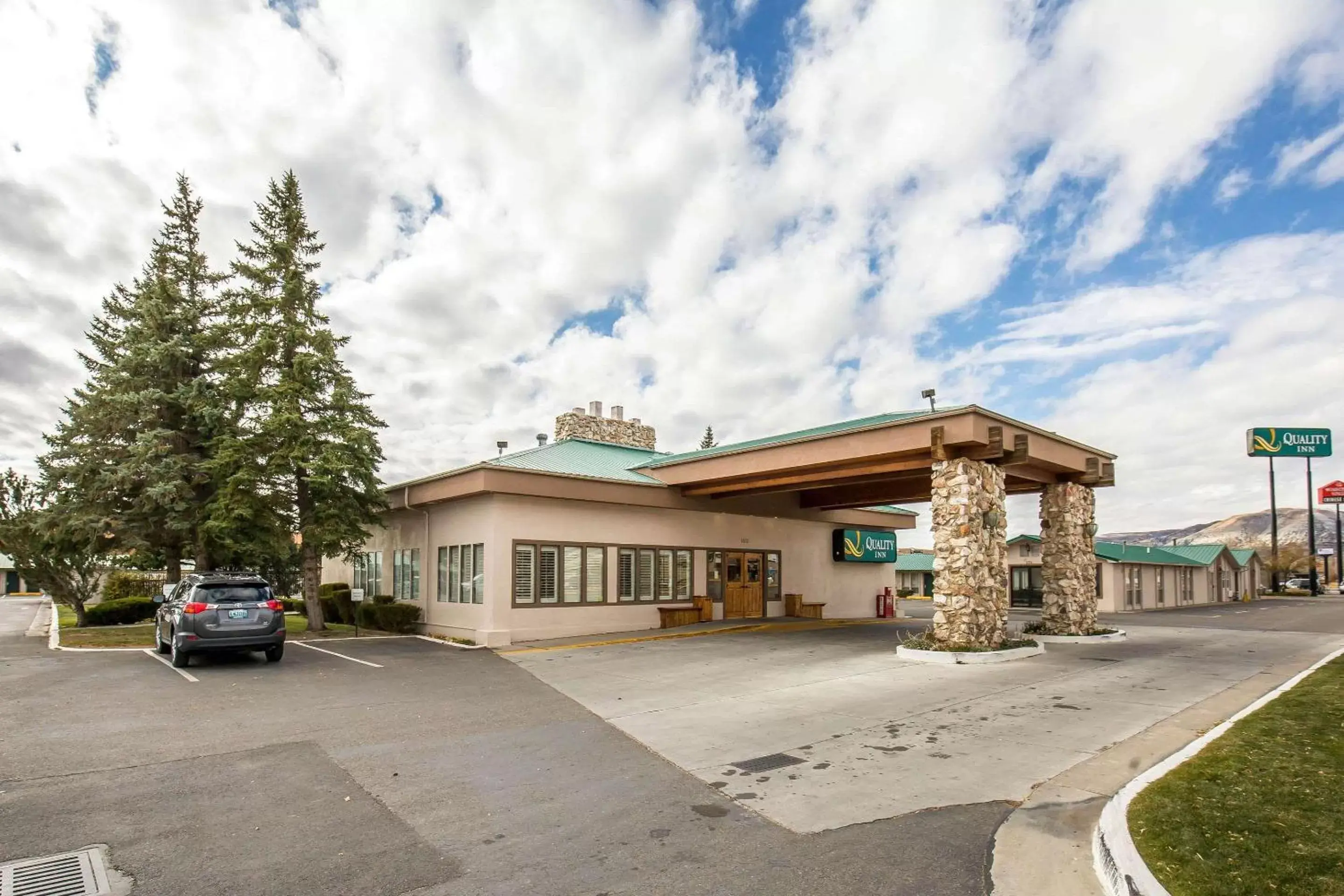 Property building in Quality Inn Property building in Quality Inn