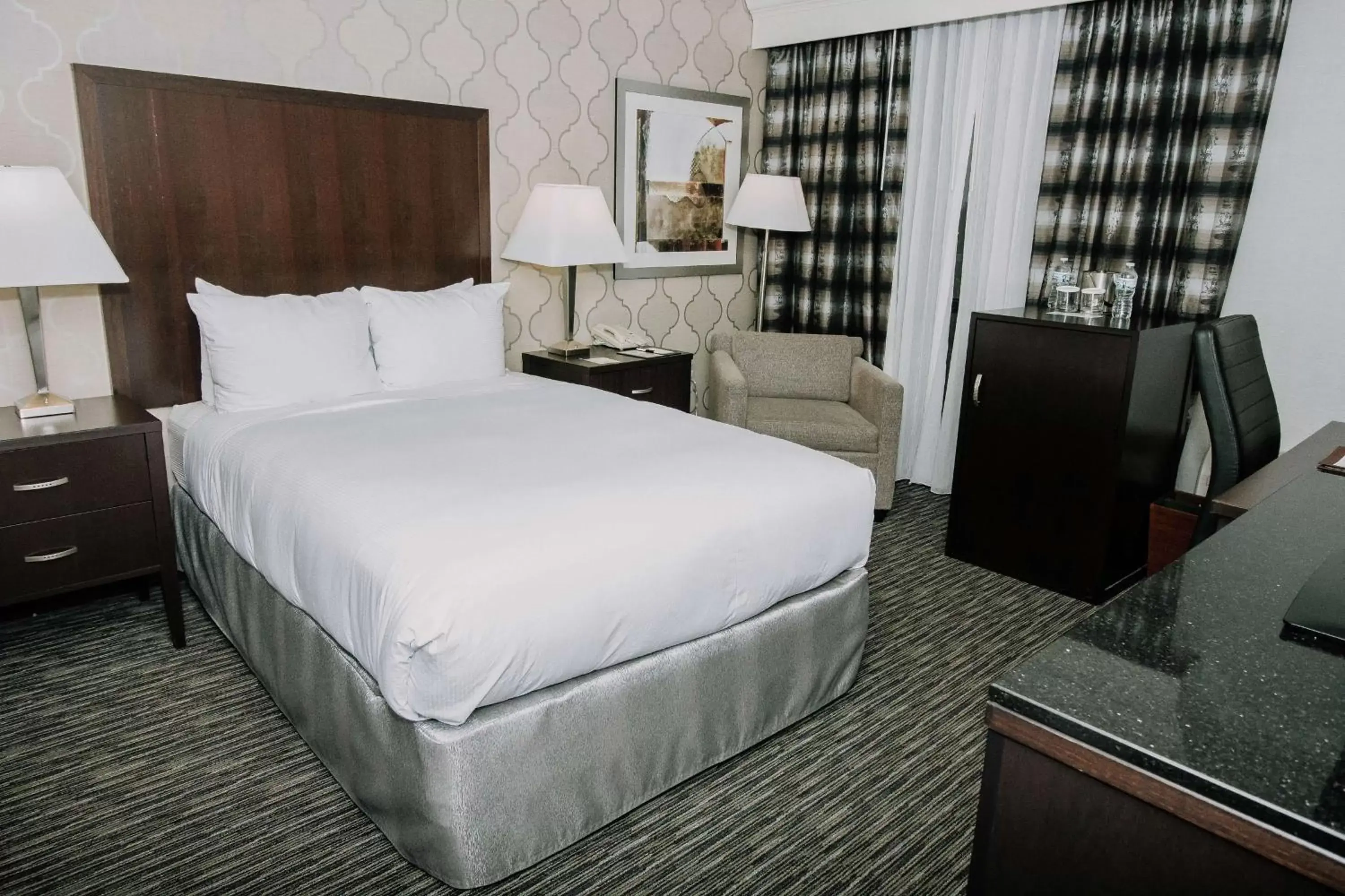 Bedroom, Bed in DoubleTree by Hilton Dearborn