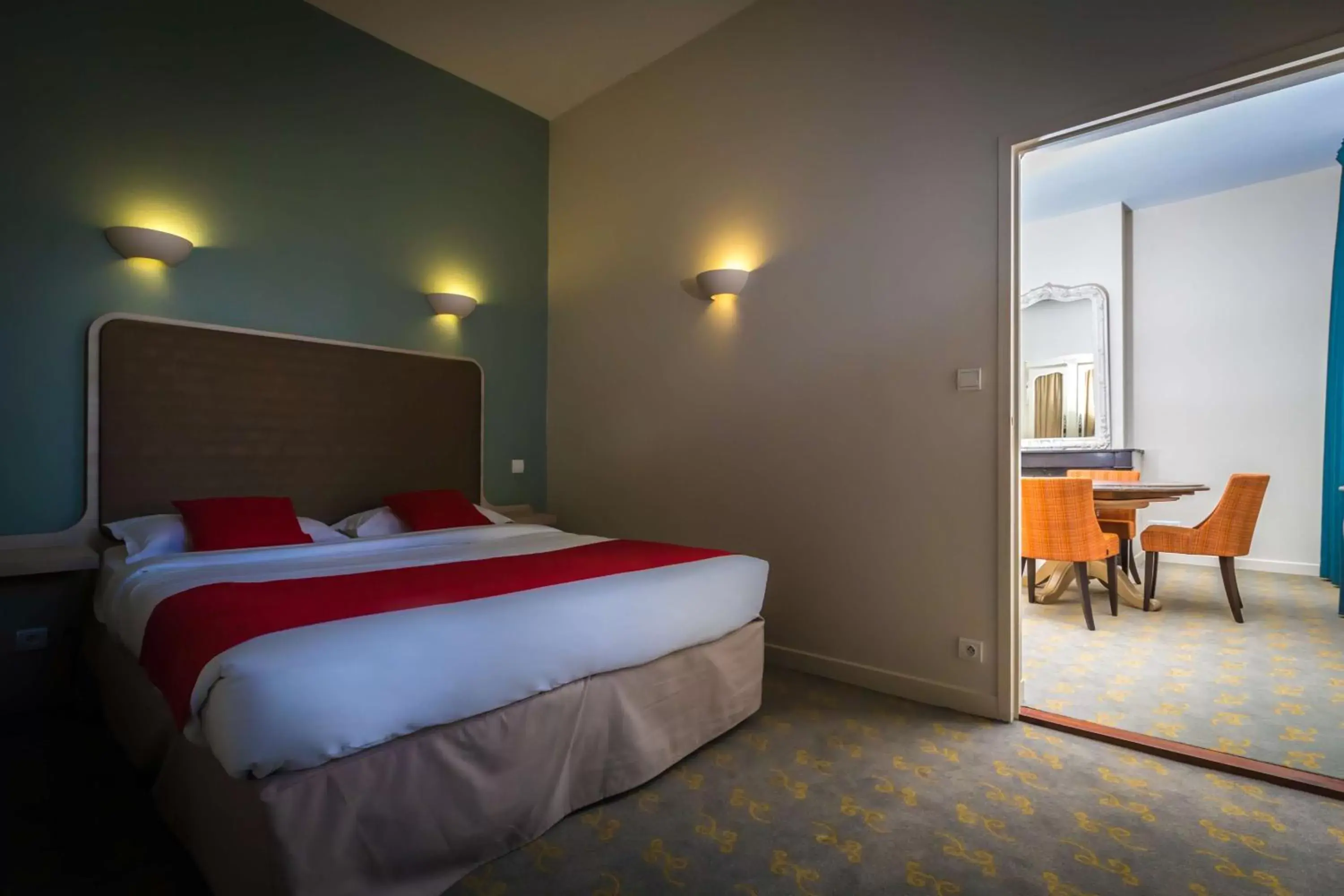 Photo of the whole room, Bed in Best Western Hôtel de France Photo of the whole room, Bed in Best Western Hôtel de France