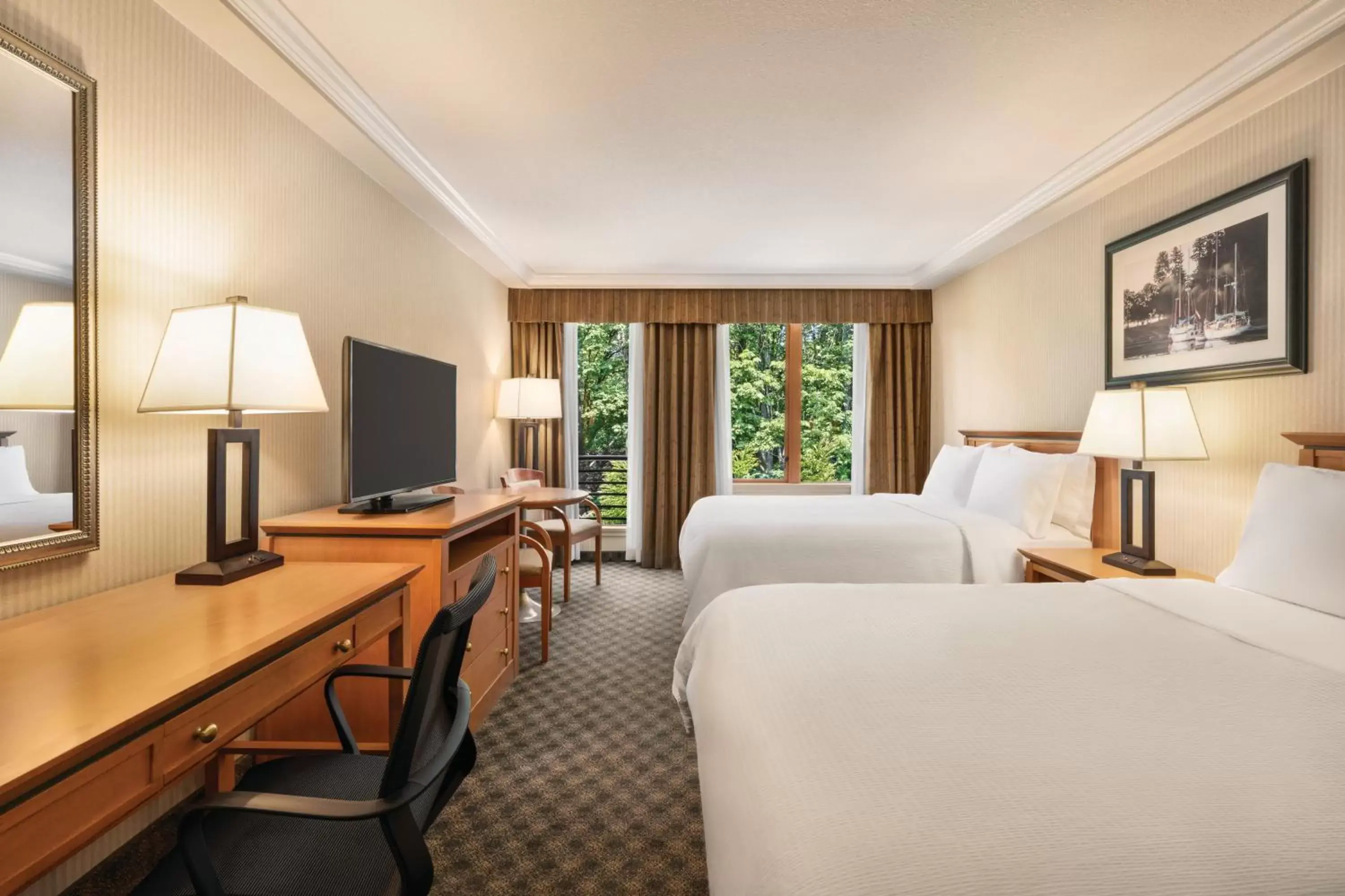 Bed, TV/Entertainment Center in Holiday Inn & Suites North Vancouver, an IHG Hotel