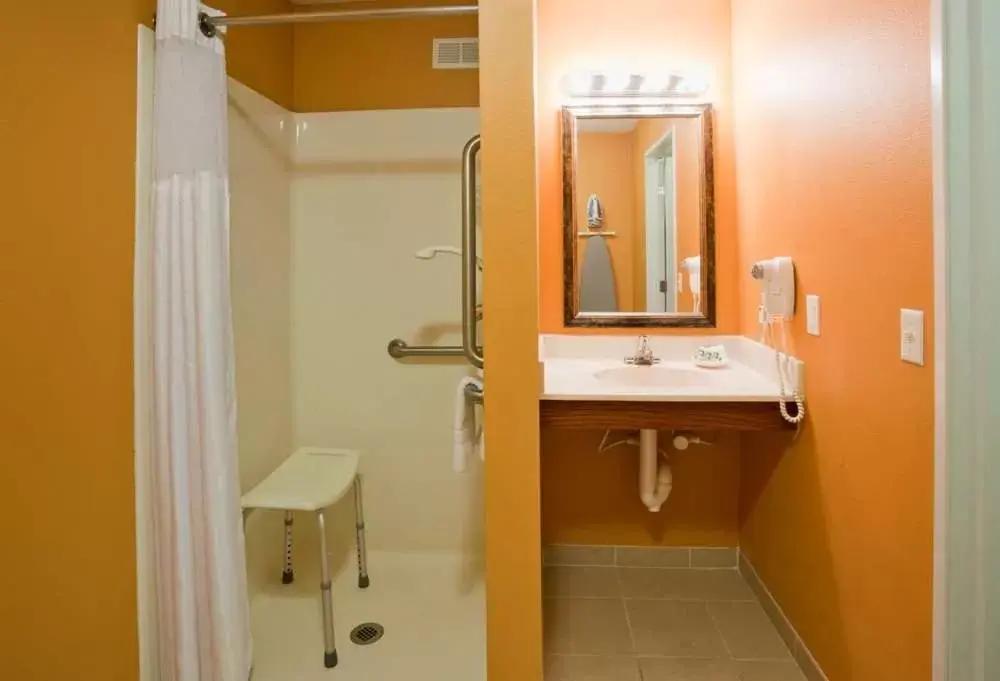 Bathroom in GrandStay Residential Suites Hotel Faribault