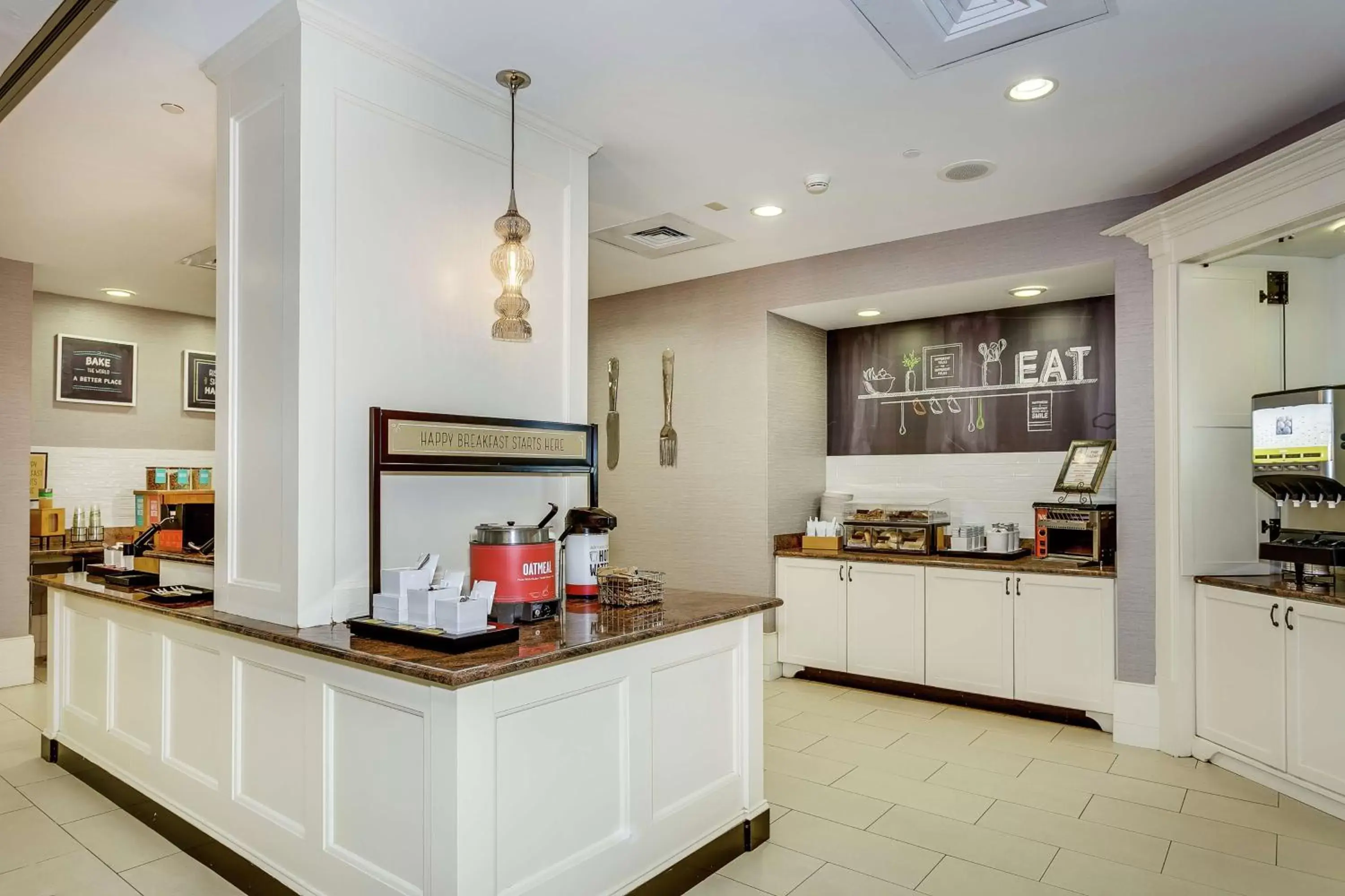 Breakfast, Kitchen/Kitchenette in Hampton Inn & Suites Mobile - Downtown Historic District