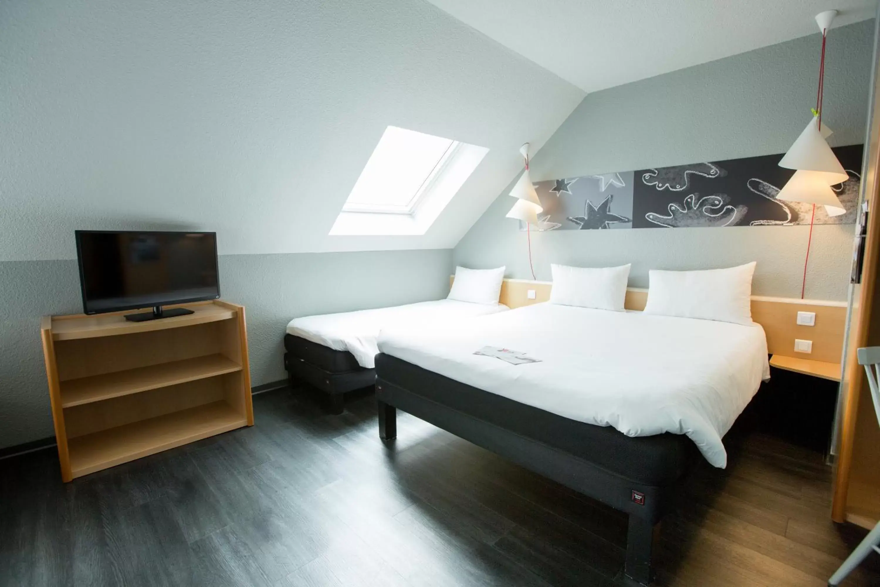 Bedroom, Bed in ibis Cherbourg La Glacerie