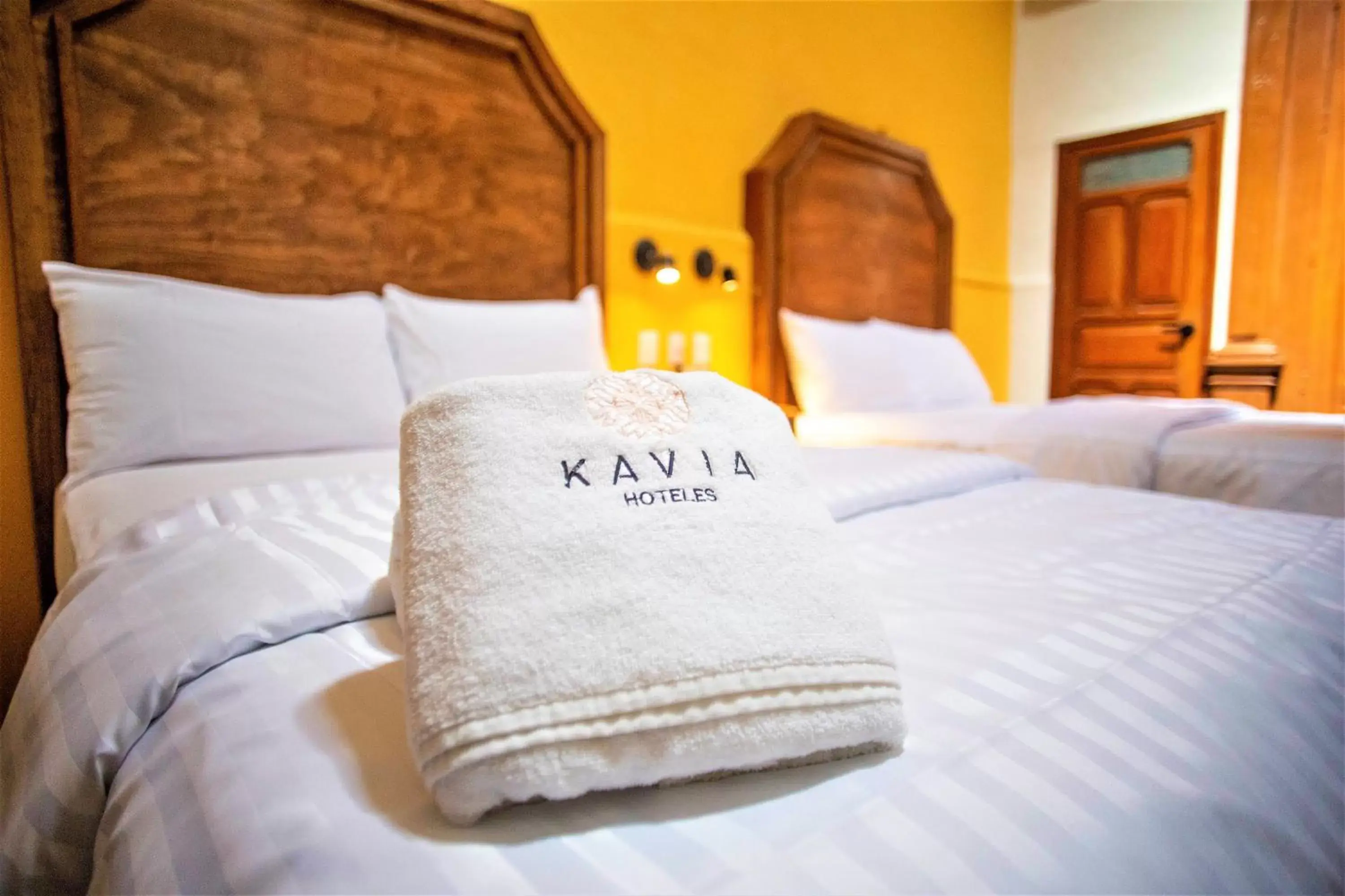 towels, Bed in Hotel Real Toledo by Kavia