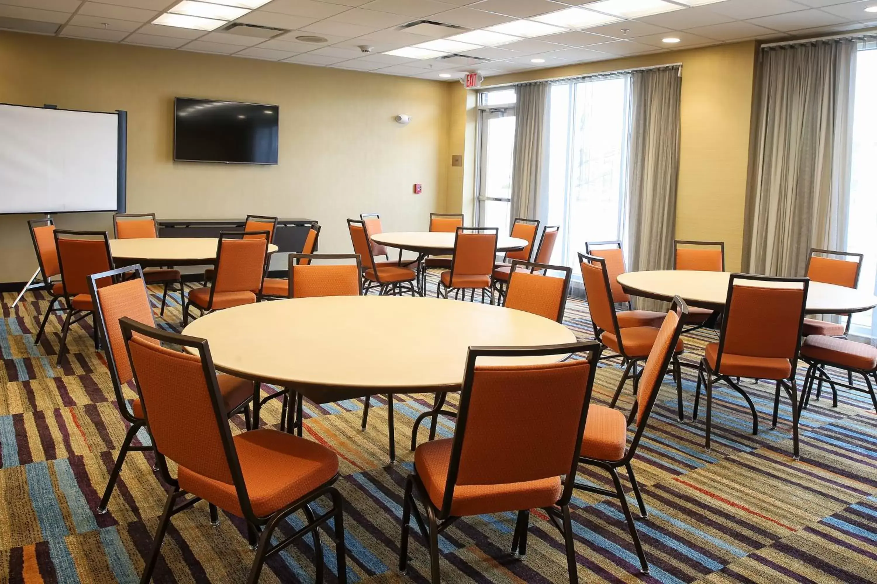 Meeting/conference room, Restaurant/Places to Eat in Fairfield Inn & Suites by Marriott Madison Verona